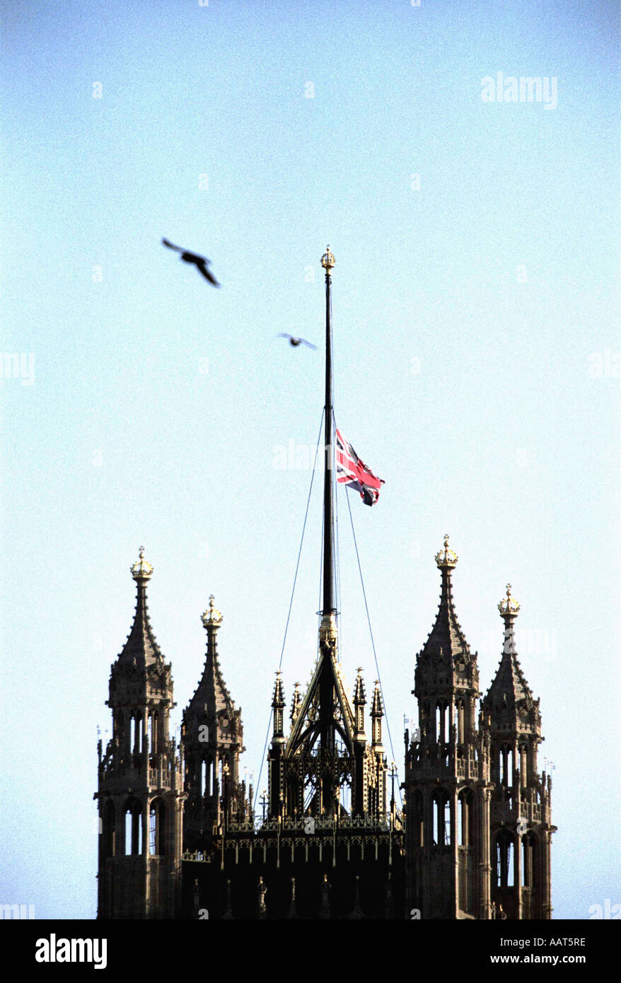Drapeau de l'Union européenne en berne, survolant les palais de Westminster à Londres le 7 avril 2002 Banque D'Images
