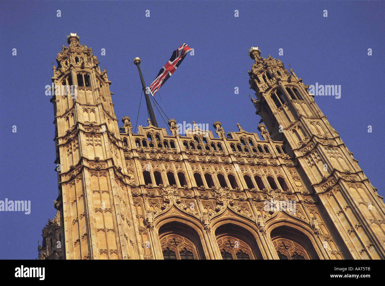 Les palais de Westminster avec l'Union Jack, drapeau en berne pendant la période de deuil pour la reine mère avril 2002 Banque D'Images
