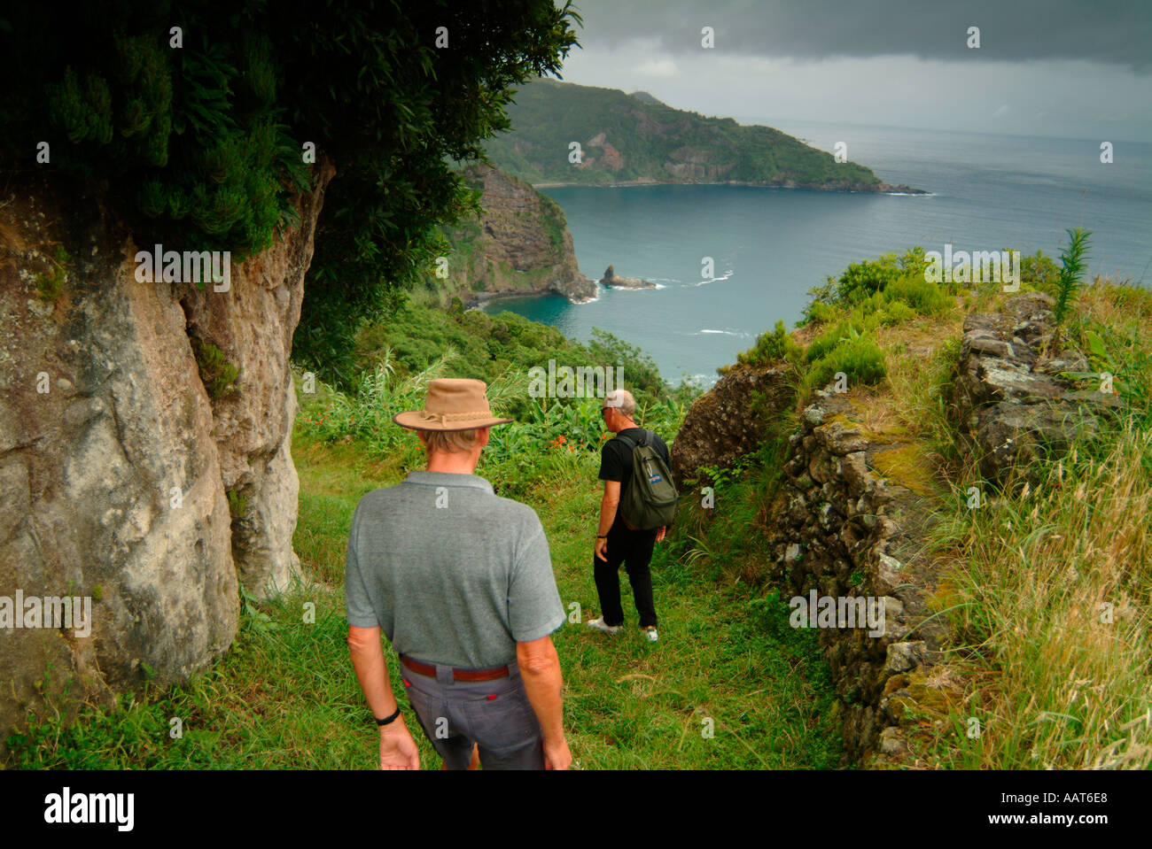 Les randonneurs la tête en bas, une ancienne piste à Porto Lomba sur l'île de Flores aux Açores Banque D'Images