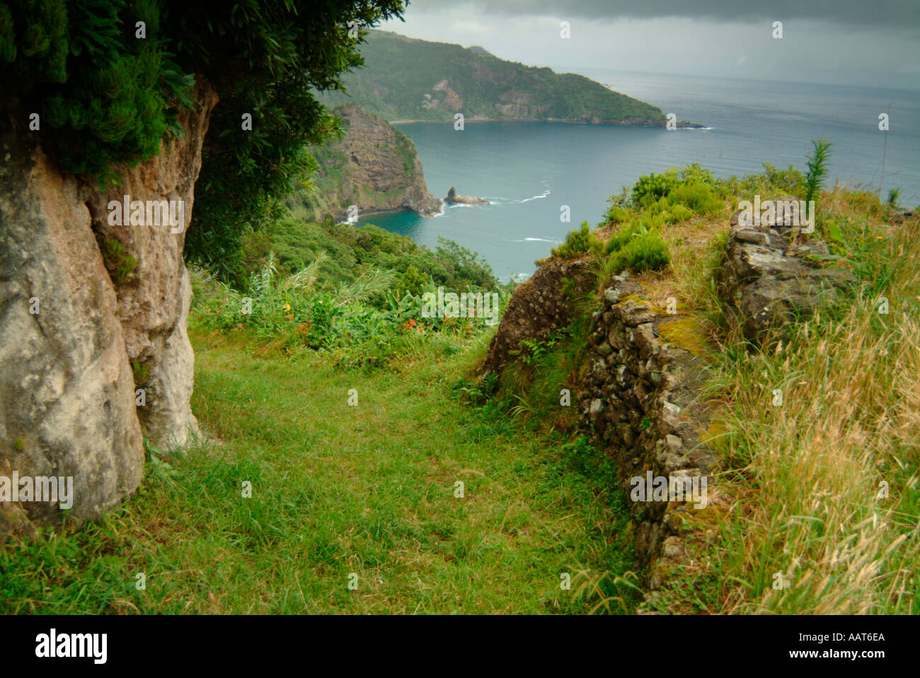 Une ancienne piste mène à Porto Lomba et ruines d'une ancienne station baleinière de l'île de Flores aux Açores Banque D'Images
