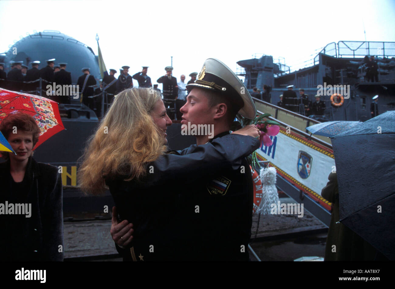 Petite amie d'un officier de marine russe l'enlaçant Banque D'Images