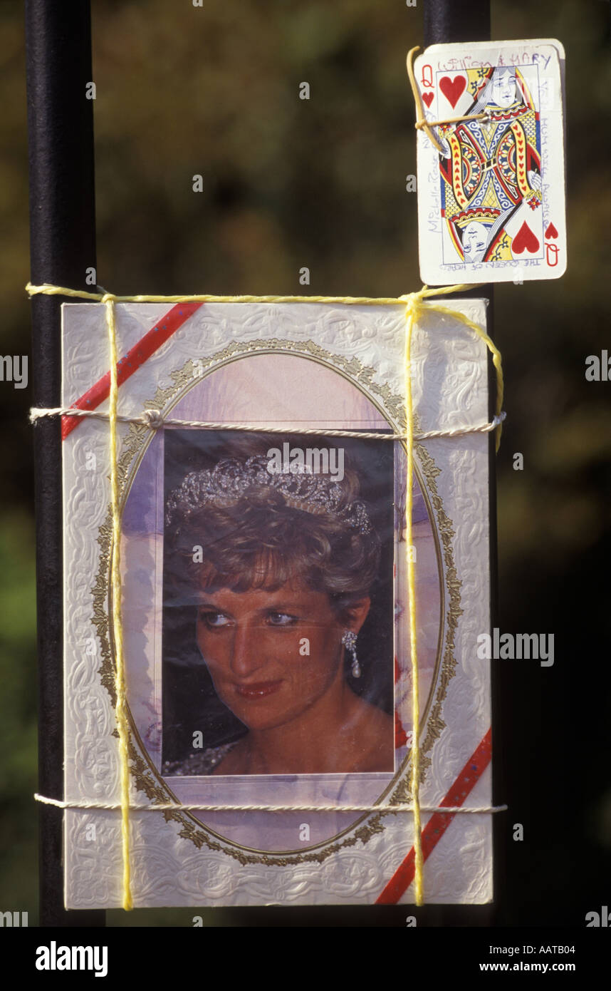 Mémorial à [Diana Princesse de Galles] Septembre 1997 'Kensington Palace' London UK. [La Reine de Cœur] [carte] . Banque D'Images