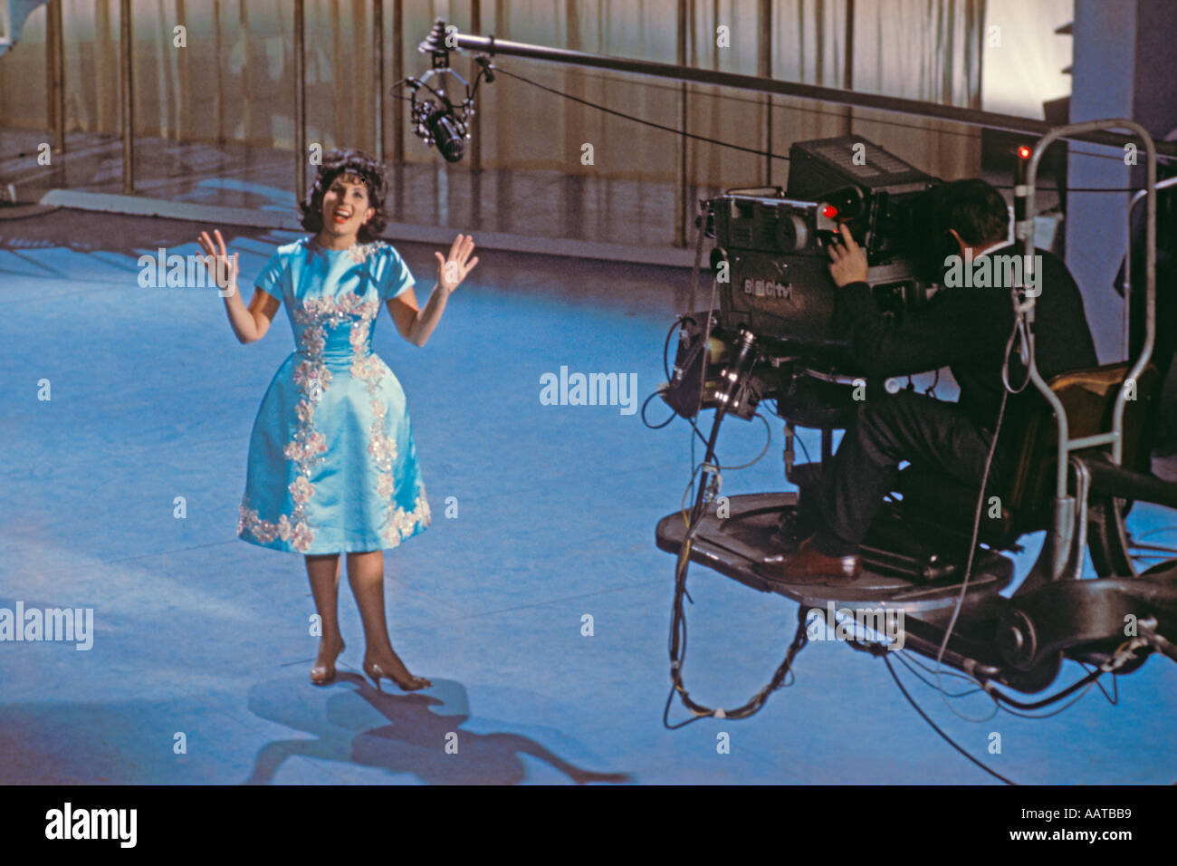 Alma Cogan singer sur la scène du Théâtre de la BBC à la fin de 1962 par0053 Banque D'Images