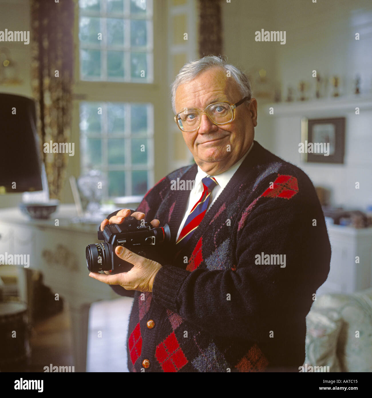 Sir Harry Secombe acteur chanteur comédien photographié à la maison en 1989 avec son appareil photo Rolleiflex 3001 P.0067 Banque D'Images