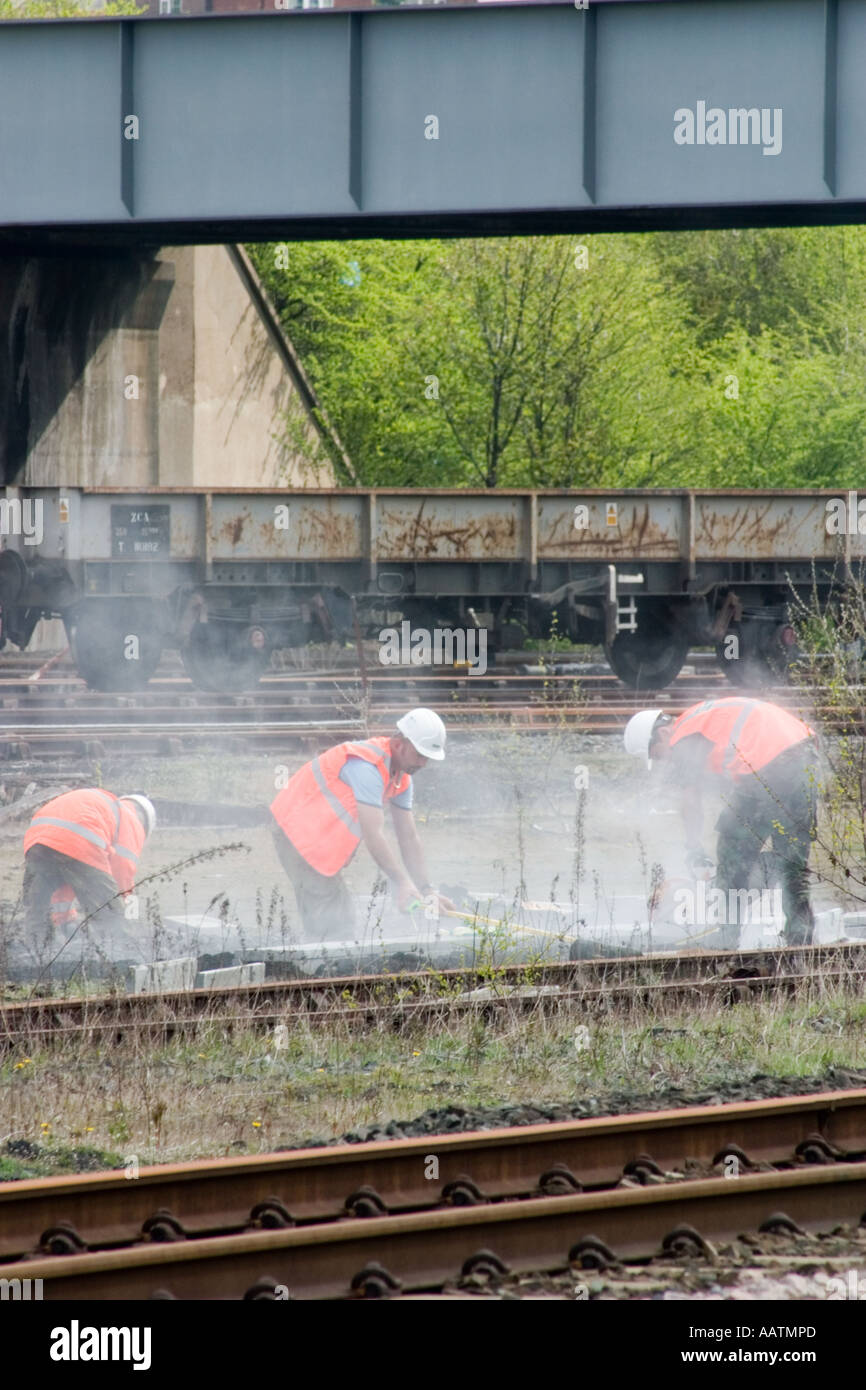 Trackside améliorations et réparations Pont Fernando Aínsa Amigues hommes travaillant à réparer l'équipement ferroviaire sur côté du Yorkshire de l'espace libre pour le texte Banque D'Images