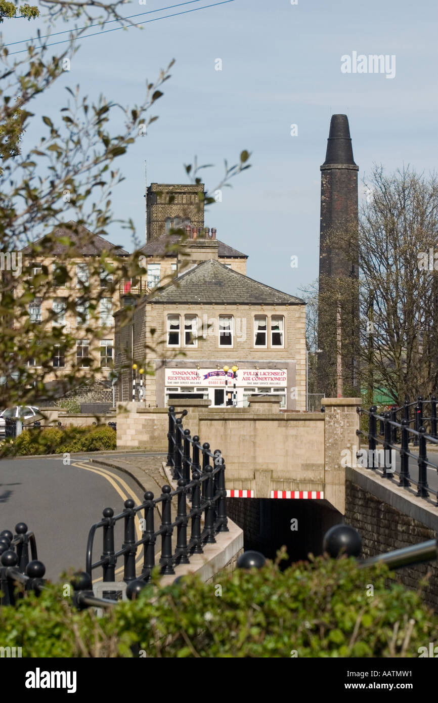 Huddersfield étroit canal passant par centre de Slaithwaite Banque D'Images