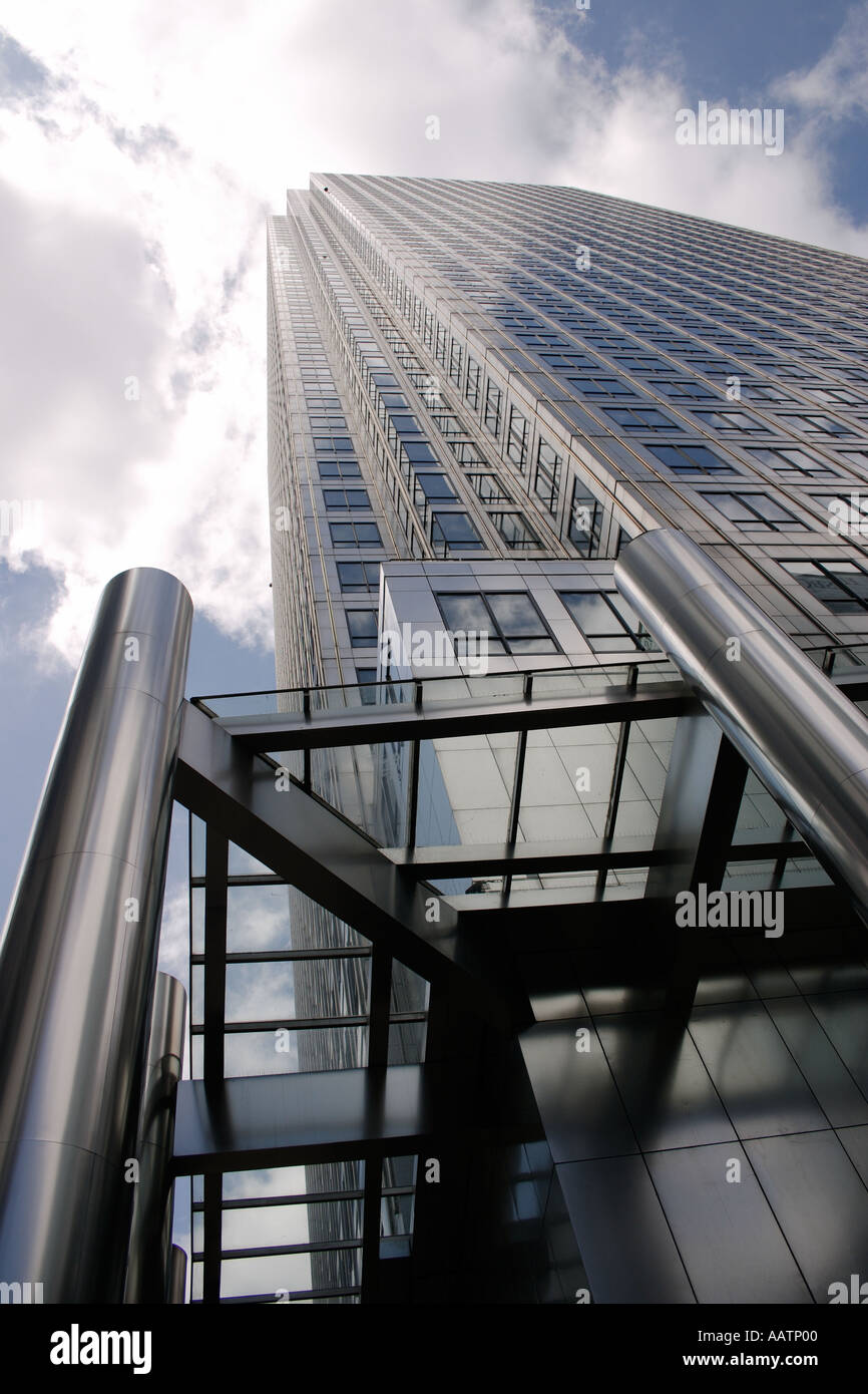 Voir looking up at One Canada Square à Canary Wharf, Isle of Dogs, Londres Banque D'Images