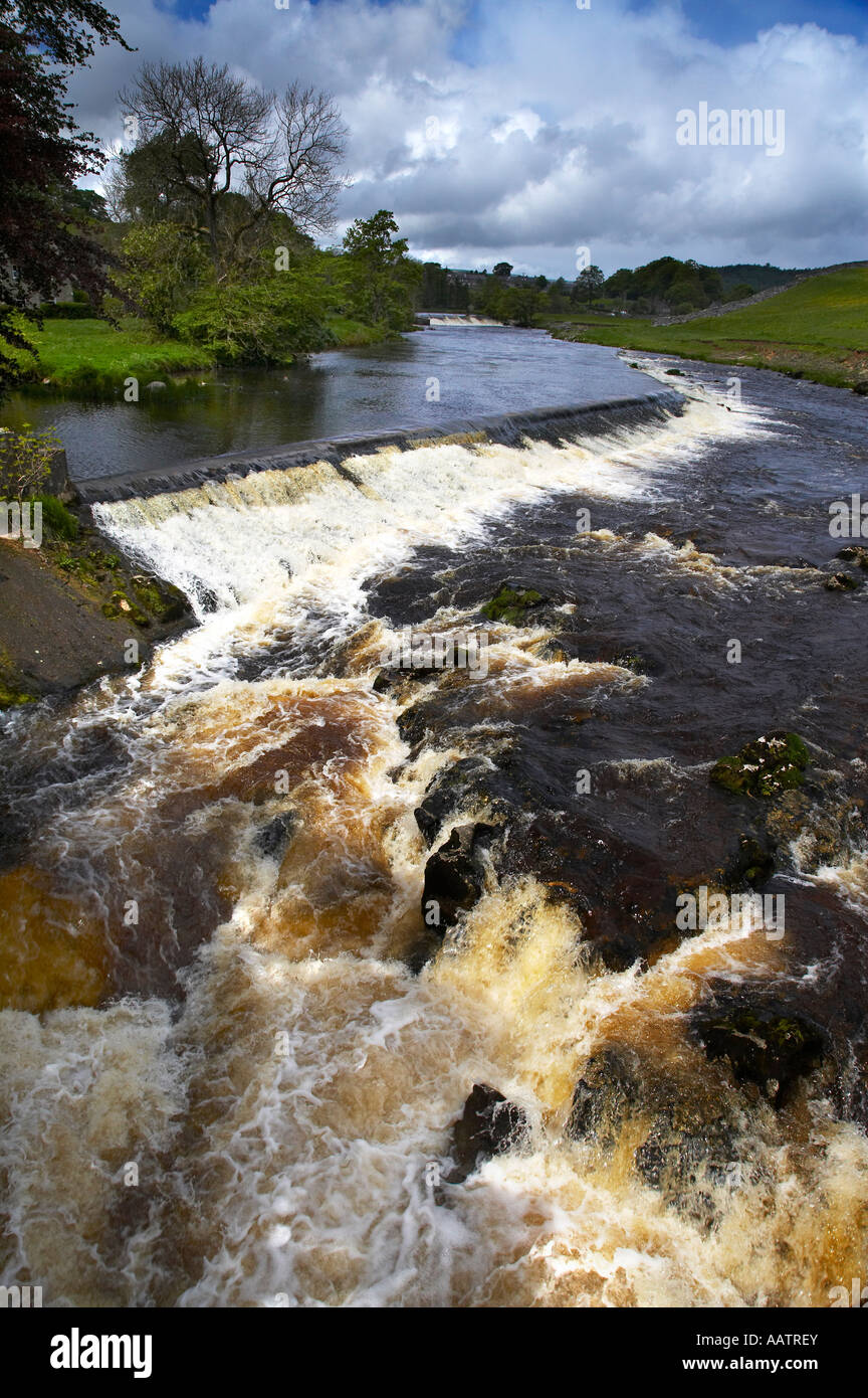 La rivière à Wharef Linton Falls près de Grassington Wharfedale Yorkshire Dales England Banque D'Images