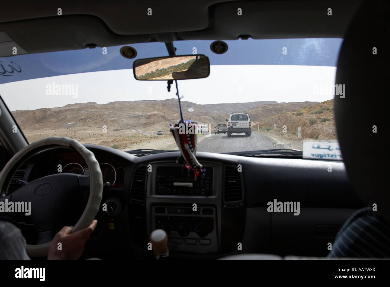 Depuis le siège arrière d'un véhicule hors route en convoi sur la route de montagne dans les montagnes de tunisie Banque D'Images