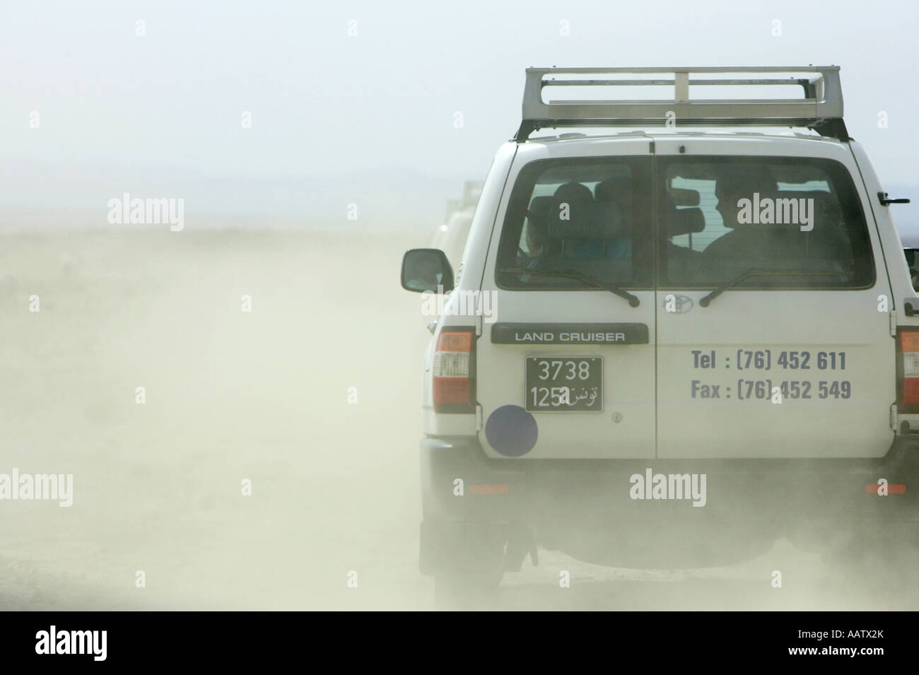Suivant derrière groupe d'off road de la conduite dans le désert en Tunisie Banque D'Images