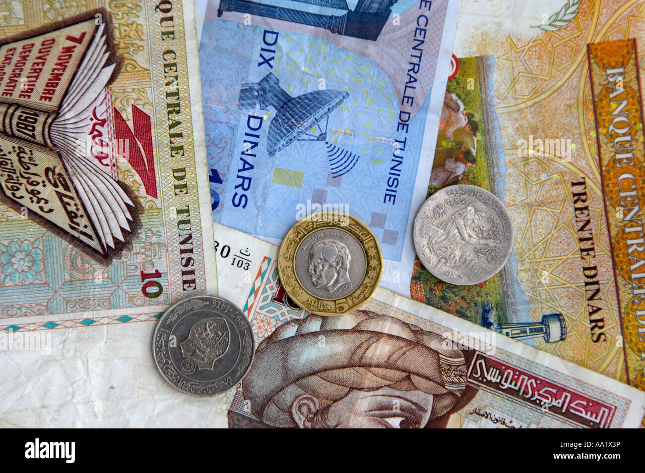 Dinars tunisiens les billets de banque et les pièces de 10 et 30 notes 1 dinar et 5 pièces de monnaie dinar Banque D'Images