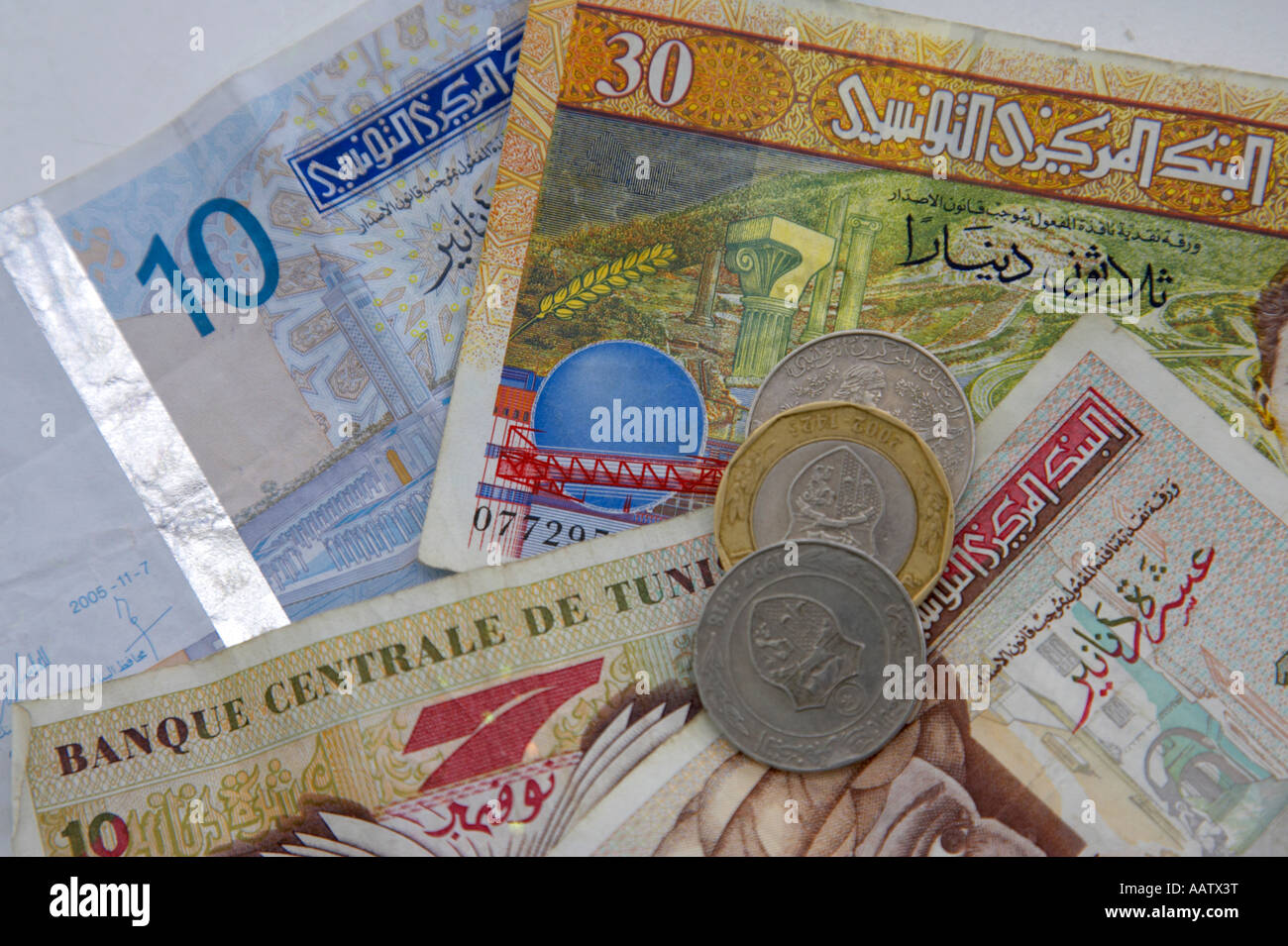 Dinars tunisiens les billets de banque et les pièces de 10 et 30 notes 1 dinar et 5 pièces de monnaie dinar Banque D'Images