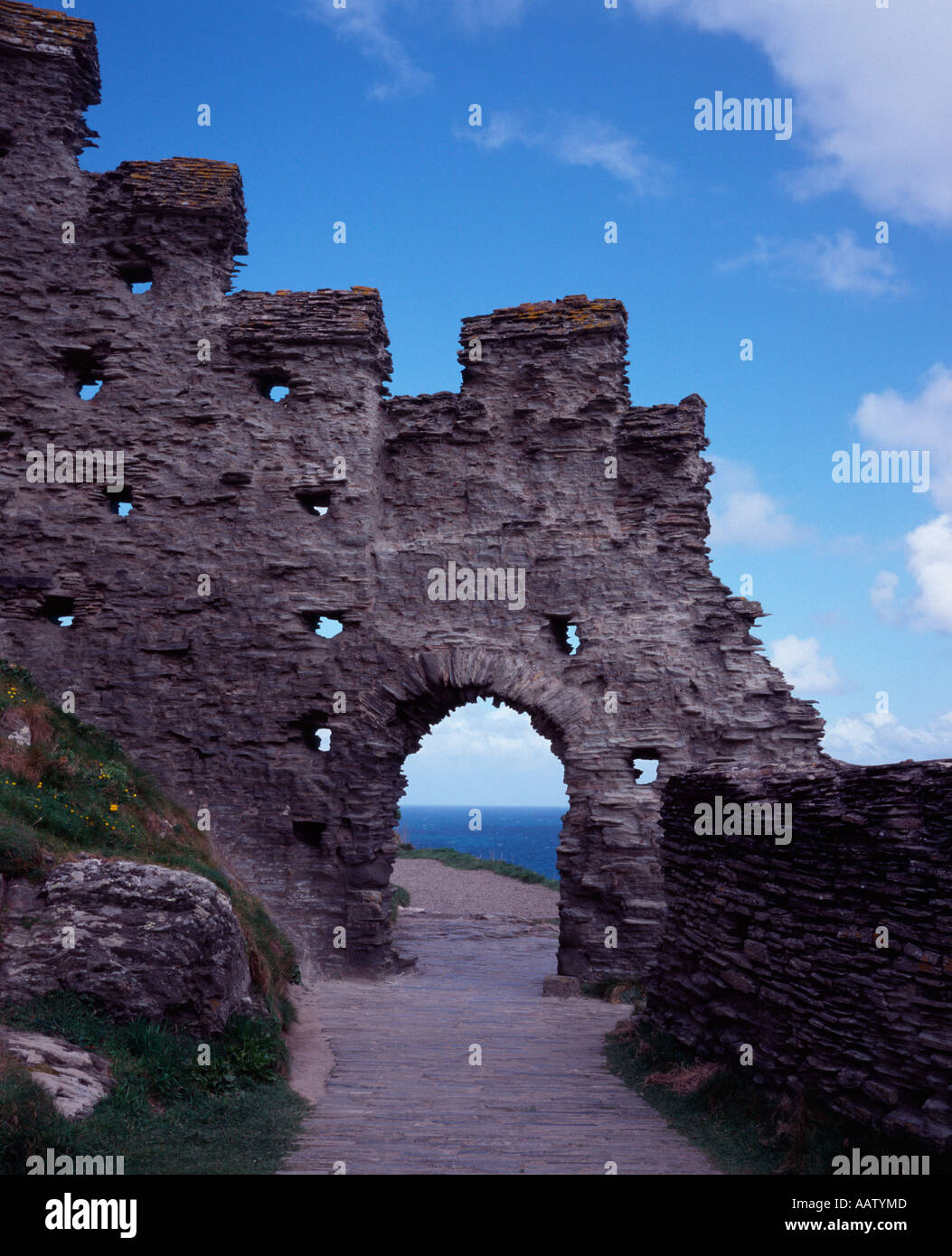 Reste de la ruine du château normand sur l'île de Tintagel, Cornwall, UK Banque D'Images