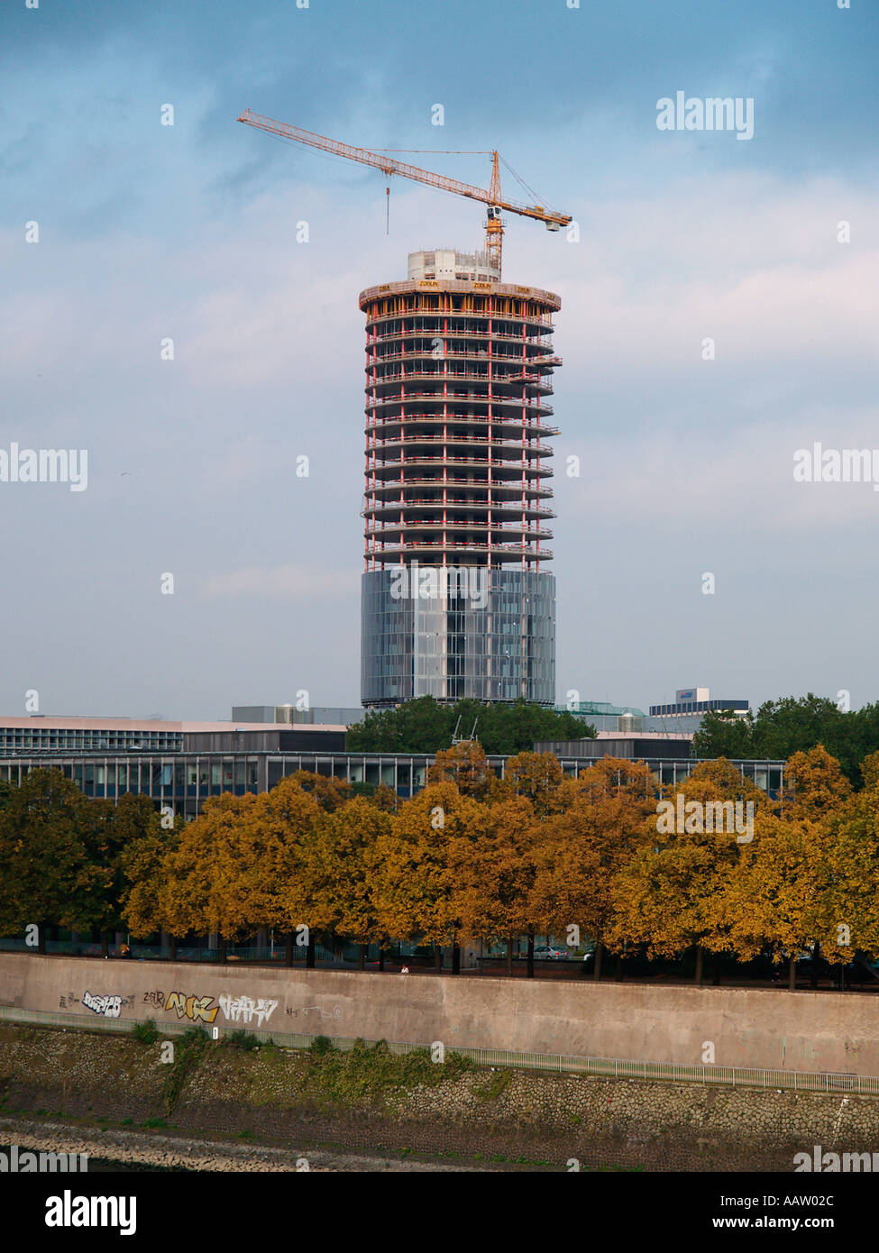 La moitié terminé très grande tour de bureau moderne avec grue de construction à Cologne Allemagne Banque D'Images