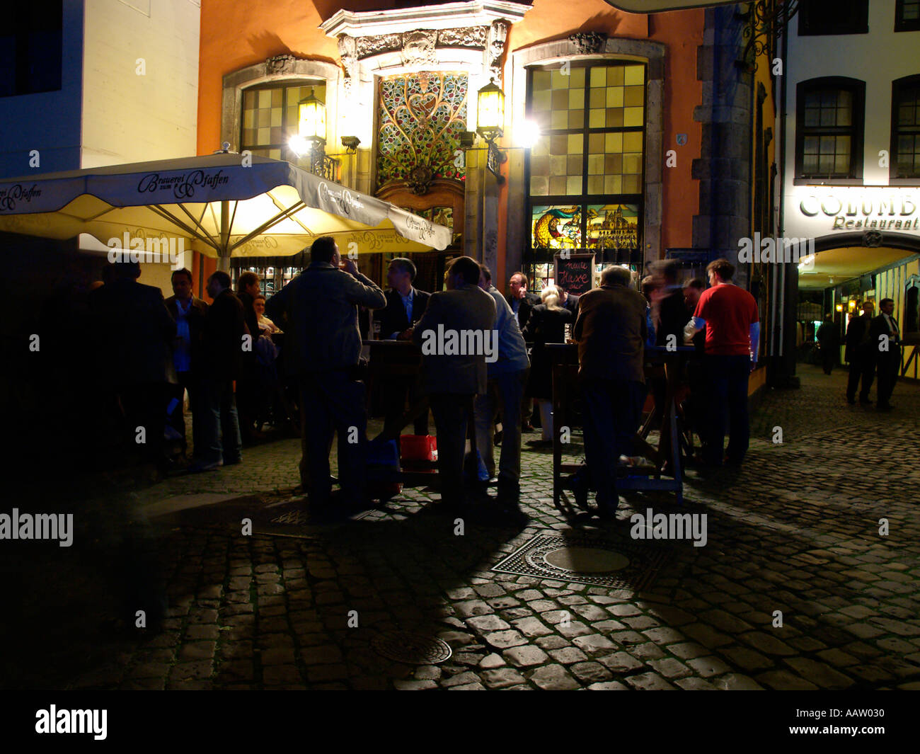 Vie nocturne animée dans les rues de Cologne Allemagne avec les gens de boire en face de la brasserie historique von la Banque D'Images