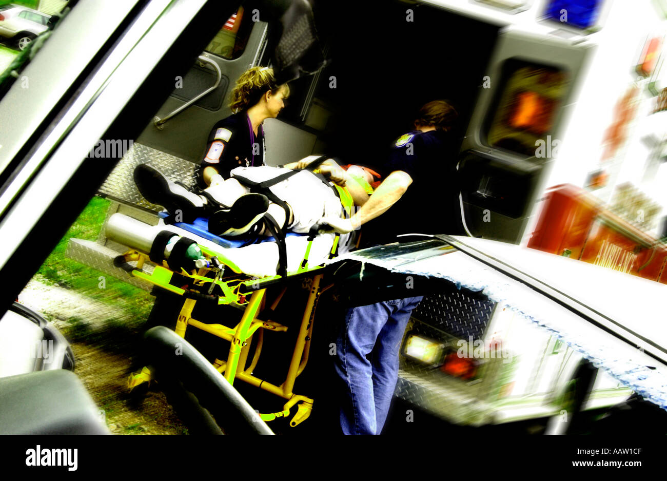 Tum loading patient en ambulance Banque D'Images
