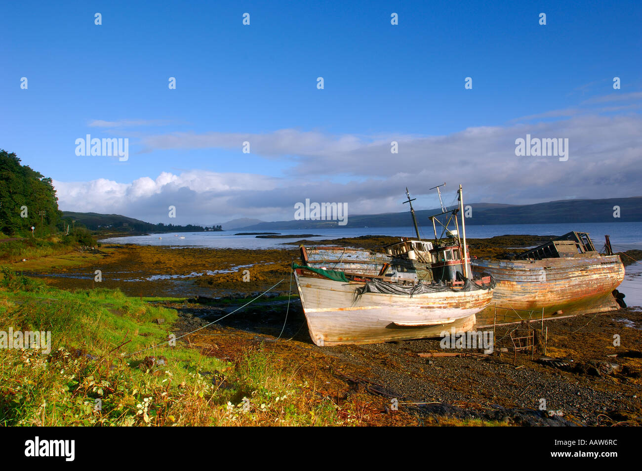 Trois bateaux négligés et abandonnés a échoué sur le rivage de l'île de Mull près de Salen Bay Sound of Mull Western Isles Banque D'Images