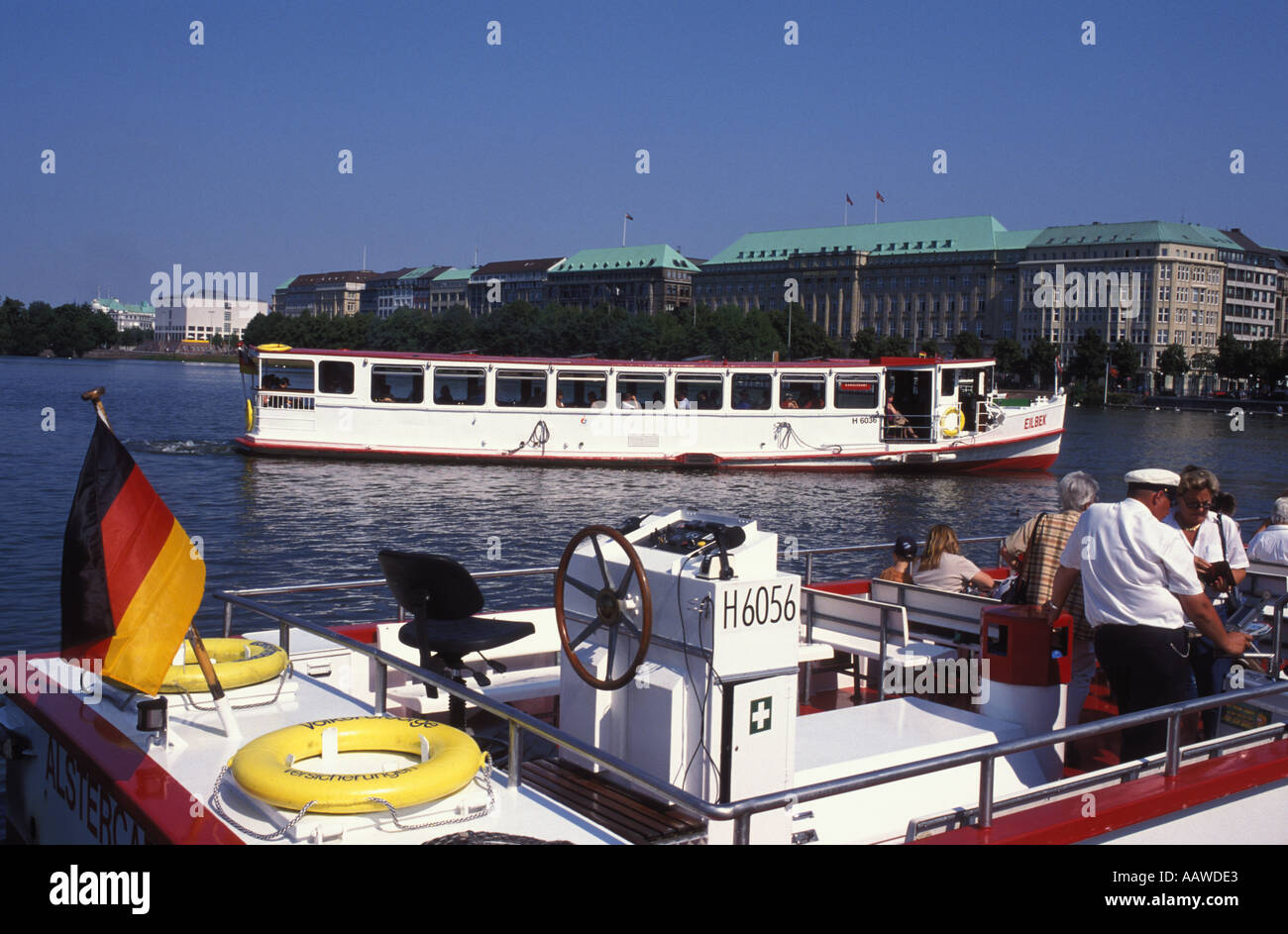 Les navires d'excursion à la Binnenalster, Hambourg, Allemagne Banque D'Images