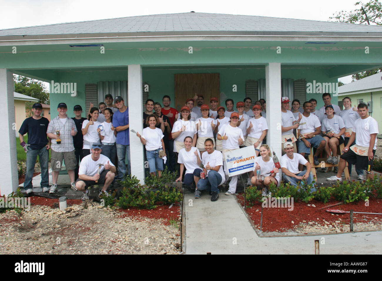 Miami Florida,Liberty City,Habitat pour l'humanité,bénévoles bénévoles service communautaire bénévolat travailleurs travailleurs du travail,travail d'équipe travaillant ensemble serv Banque D'Images