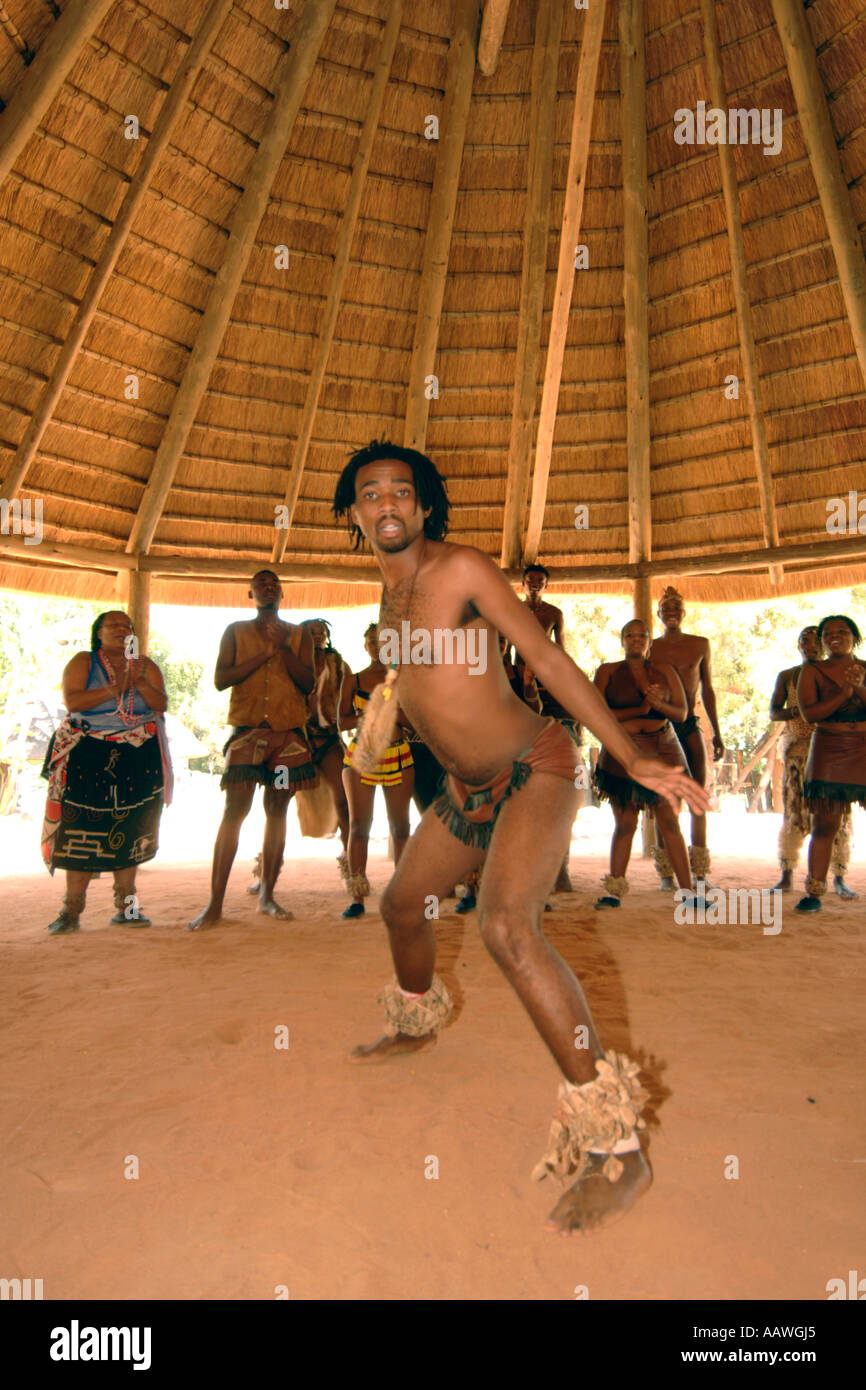 Danseurs représentant différentes tribus d'Afrique du Sud dans le village culturel de danse à Sun Cty en Afrique du Sud. Banque D'Images