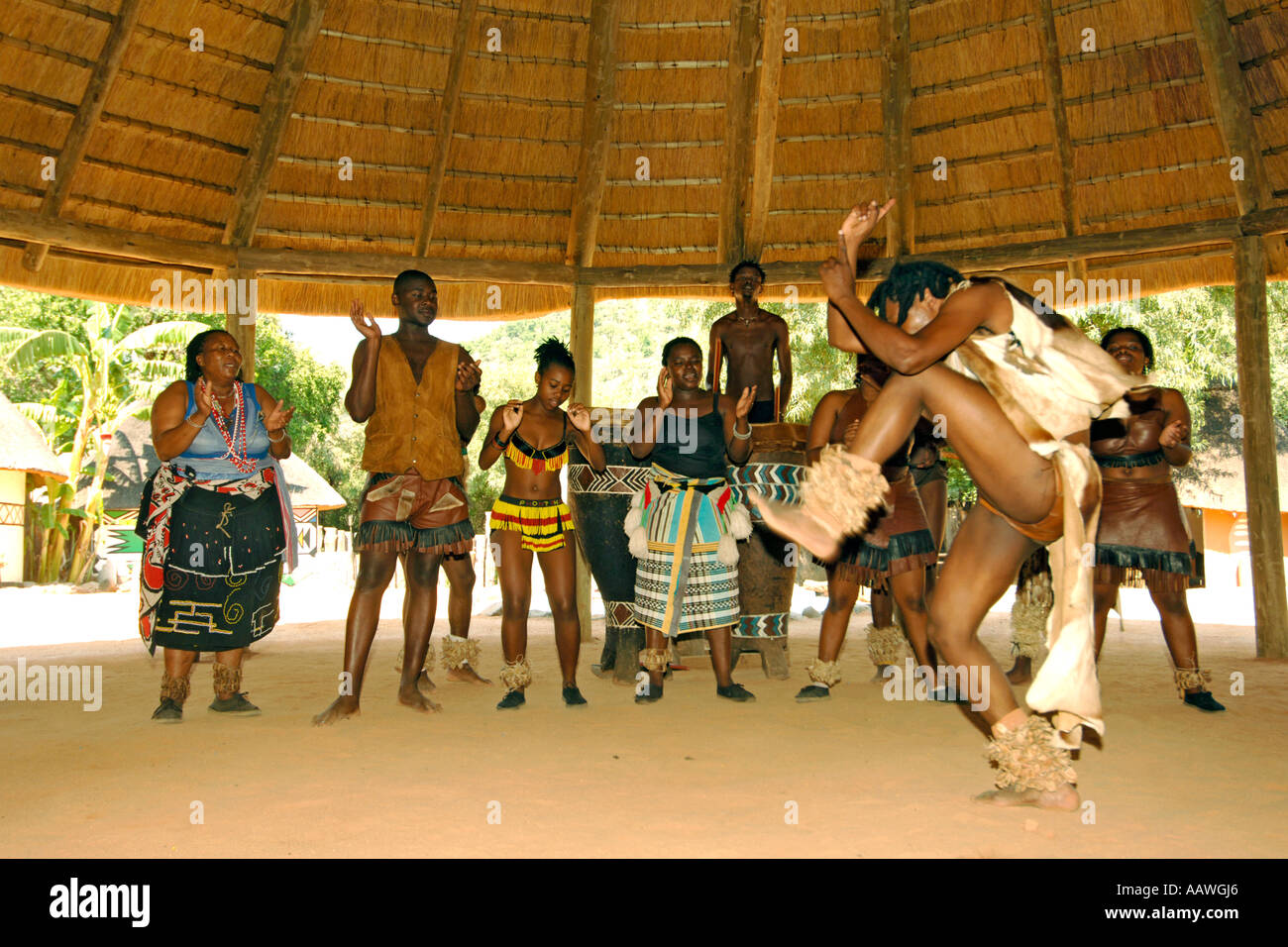 Danseurs représentant différentes tribus d'Afrique du Sud dans le village culturel de danse à Sun Cty en Afrique du Sud. Banque D'Images