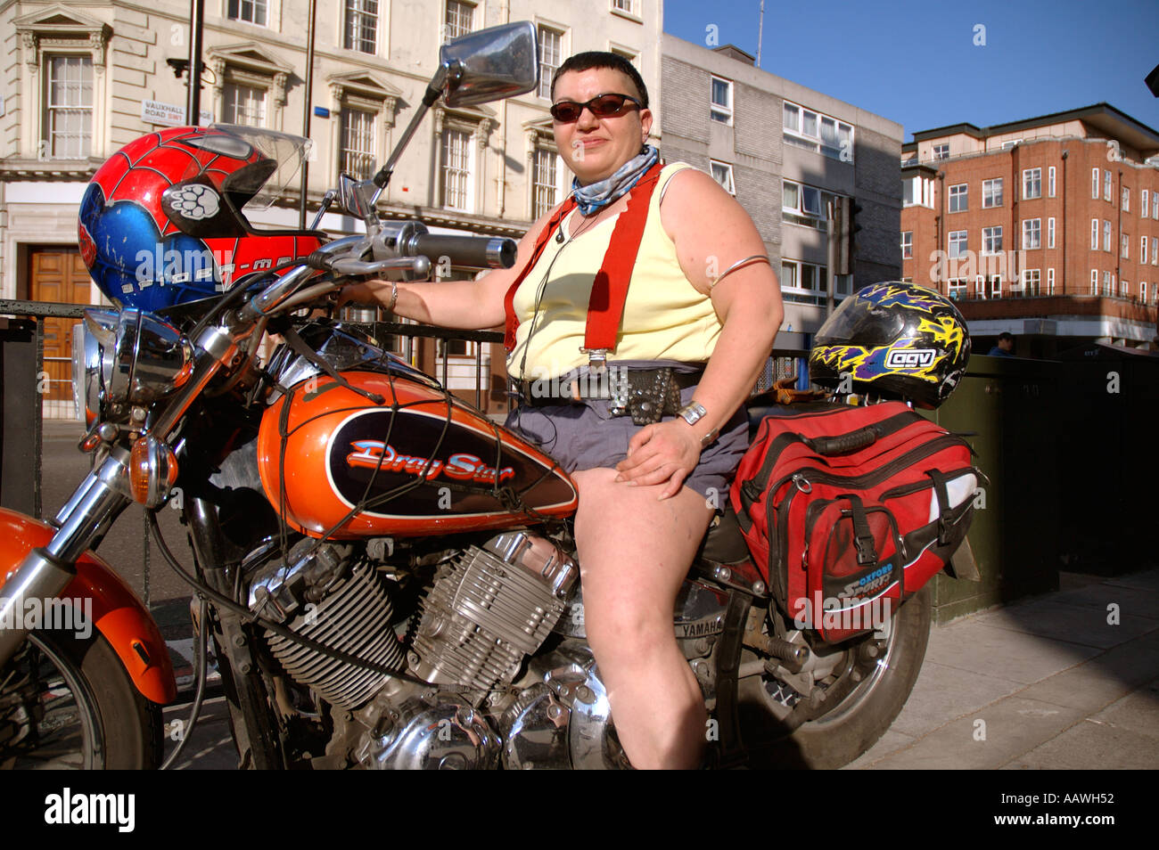 Grosse femme moto Banque de photographies et d'images à haute résolution -  Alamy