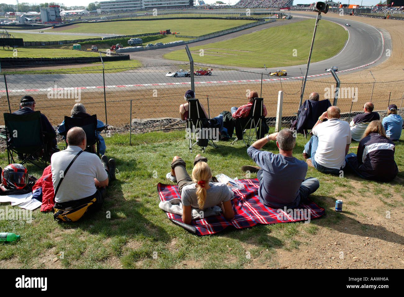 Spectateurs regardant vintage motor car racing chez Browns Hatch. Banque D'Images