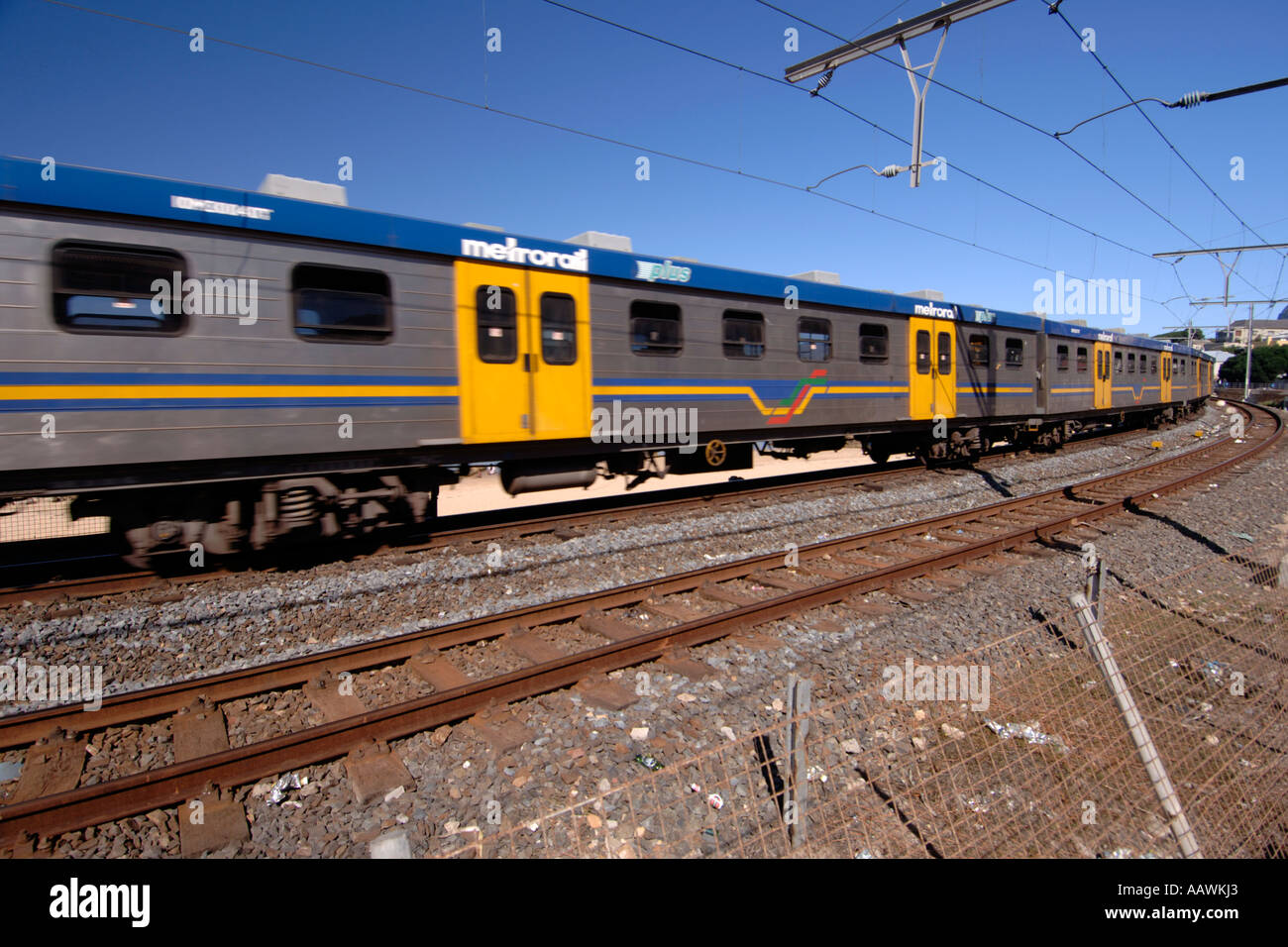 Un train passe passé Kalk Bay à Cape Town, Afrique du Sud. Banque D'Images