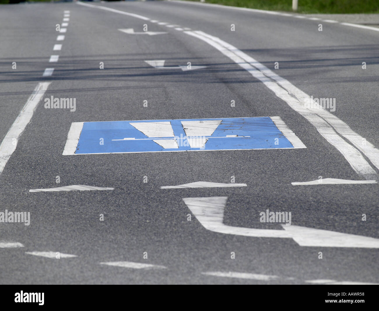 Marque au sol, d'autoroute jusqu'à l'entraînement Banque D'Images