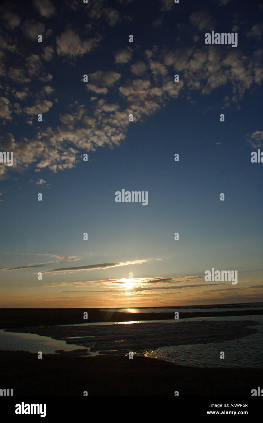 Composition verticale du soleil de minuit à partir de la côte de l'océan Arctique, l'Arctic National Wildlife Refuge, en Alaska. Banque D'Images