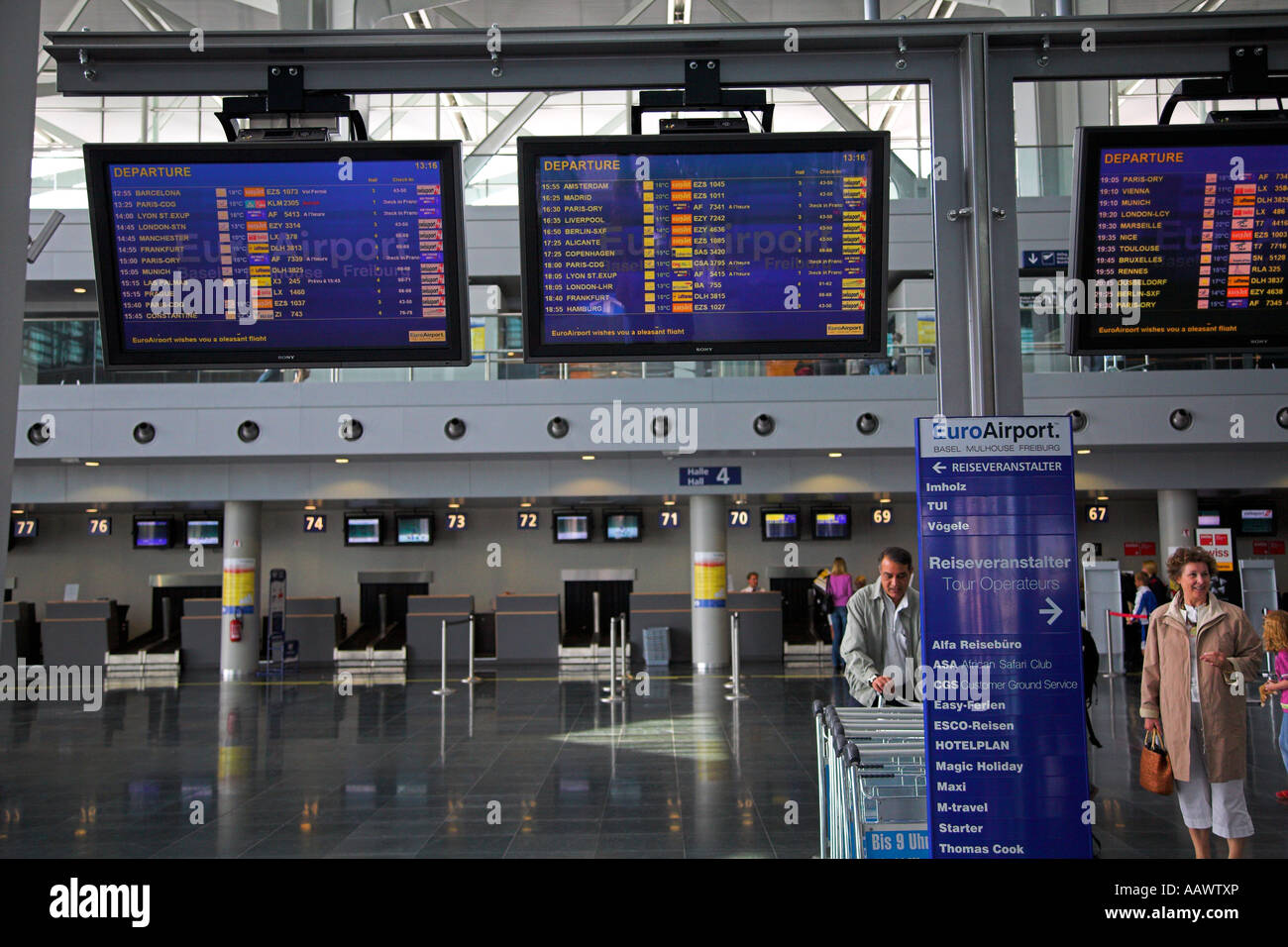 Arrivée Départ d'administration à l'EuroAirport Basel-Mulhouse-Freiburg en  France Photo Stock - Alamy