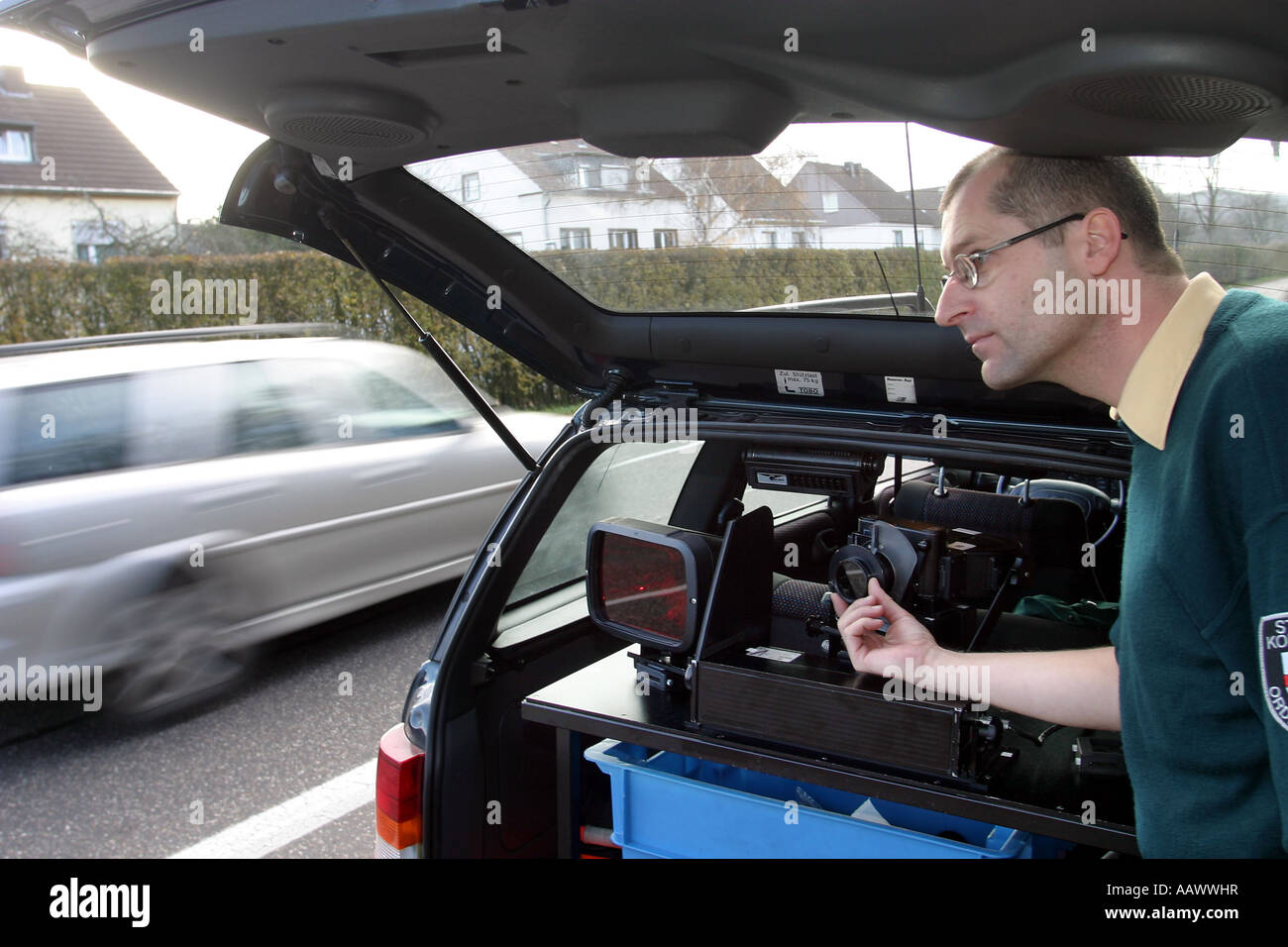 Policier allemand lors d'un contrôle de vitesse radar de vitesse avec un appareil photo, à Coblence, en Rhénanie-Palatinat Allemagne Europe Banque D'Images