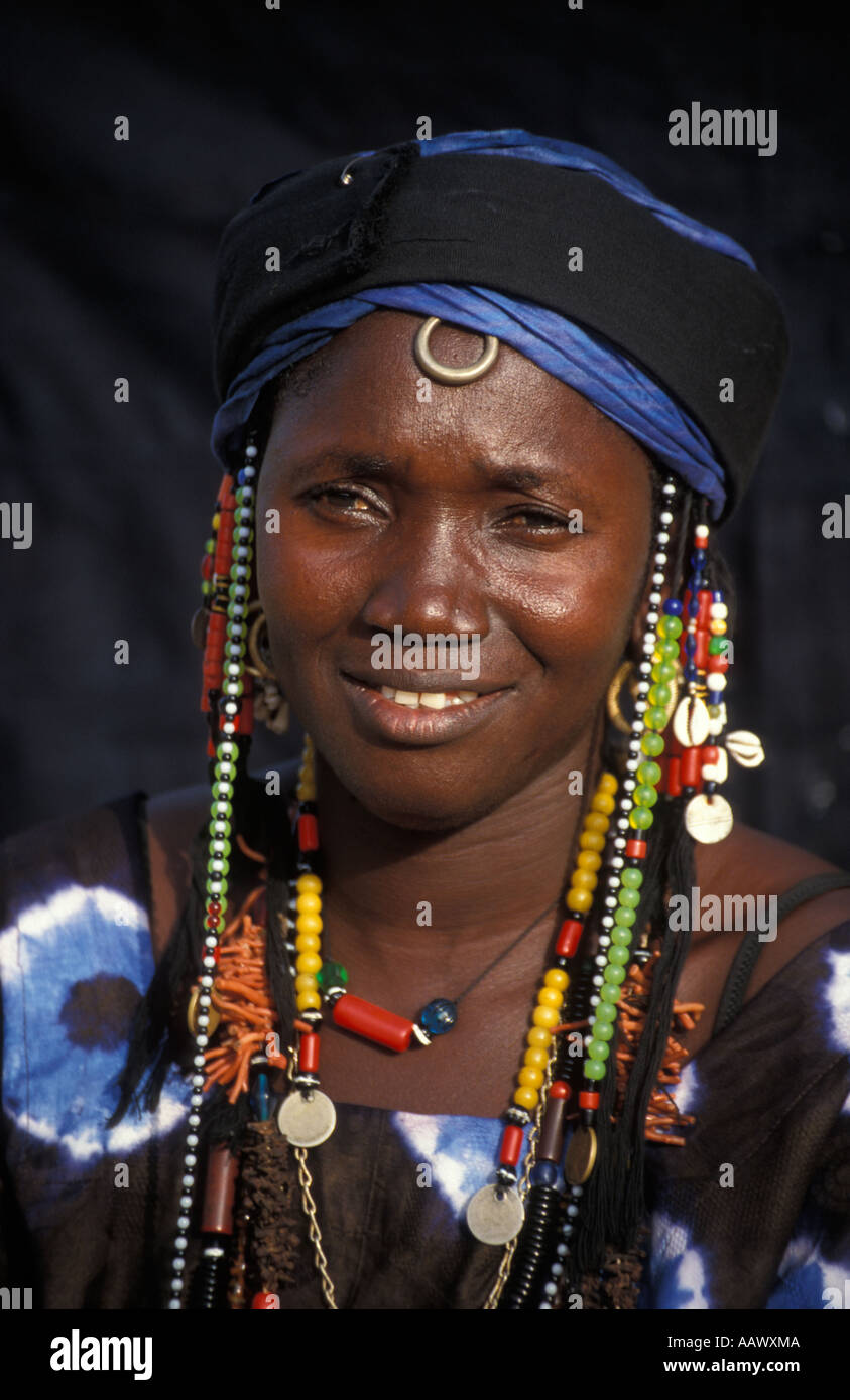 Mariée de porter une tenue traditionnelle, Soma, la Gambie Banque D'Images