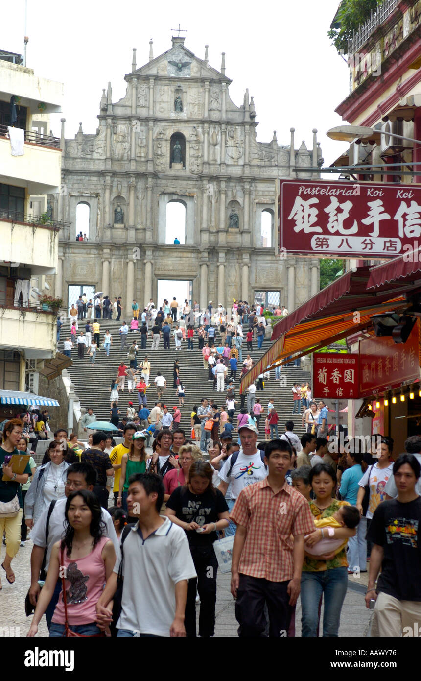 La célèbre façade de l'église St Paul et la rue animée de Macao, Chine Banque D'Images