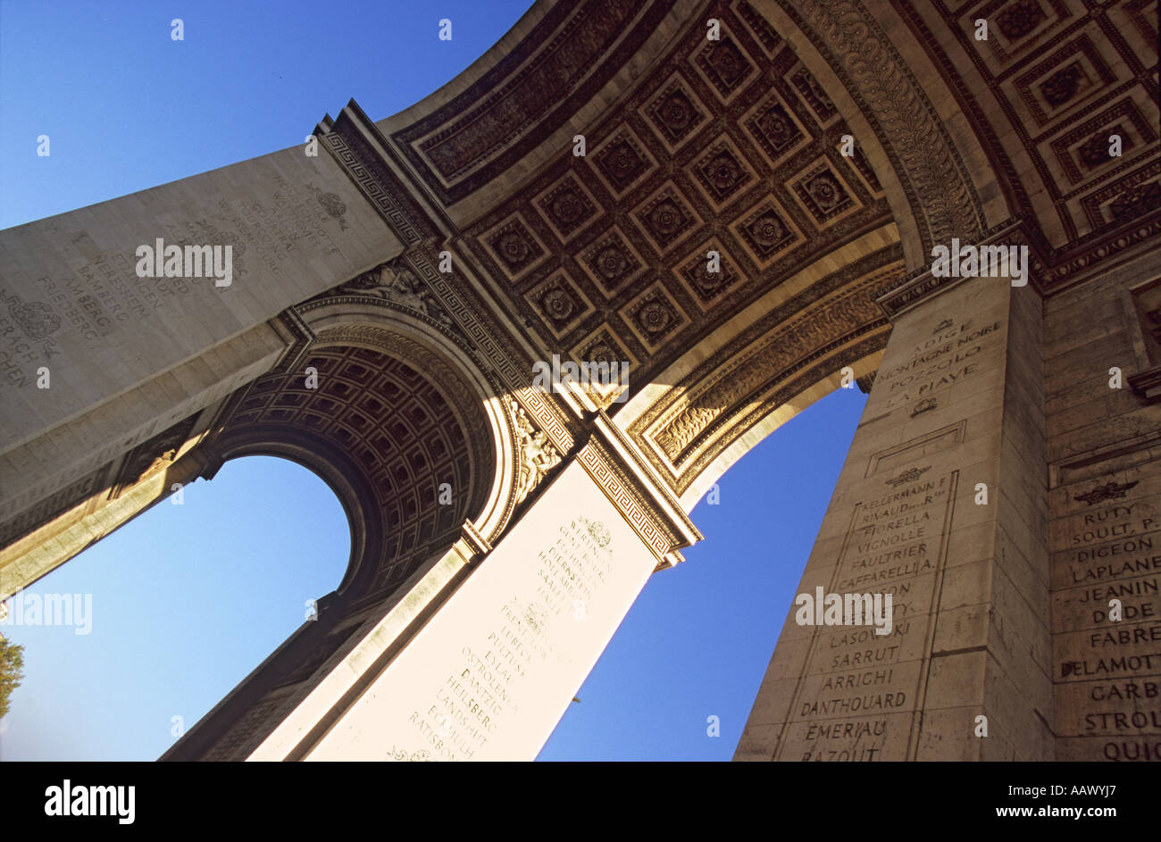 Arc de Triomphe sur le Charles de Gaulle Etoile en haut de l'Avenue des Champs Elysées à Paris France Banque D'Images