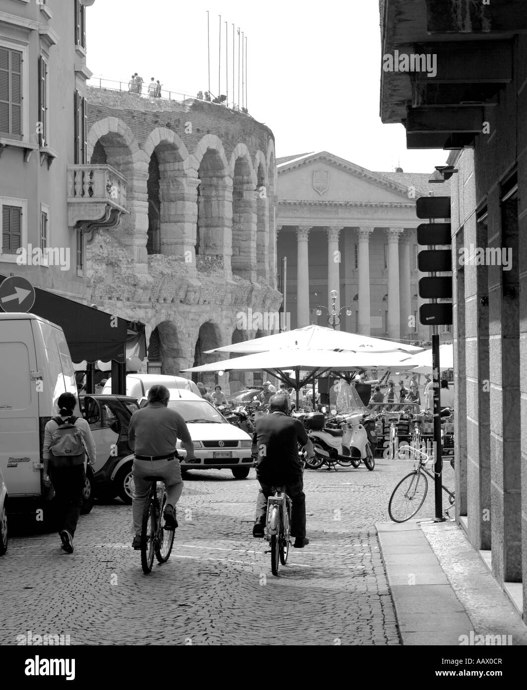 Cyclistes sur la Via Oberdan vers l'arène romaine dans la Piazza Bra Vérone Italie Banque D'Images