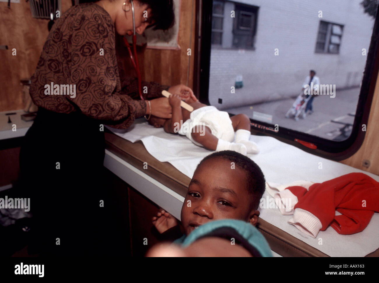 Une infirmière examine un enfant dans l'hôpital Montefiore Medical Mobile Van dans le Bronx NY Banque D'Images