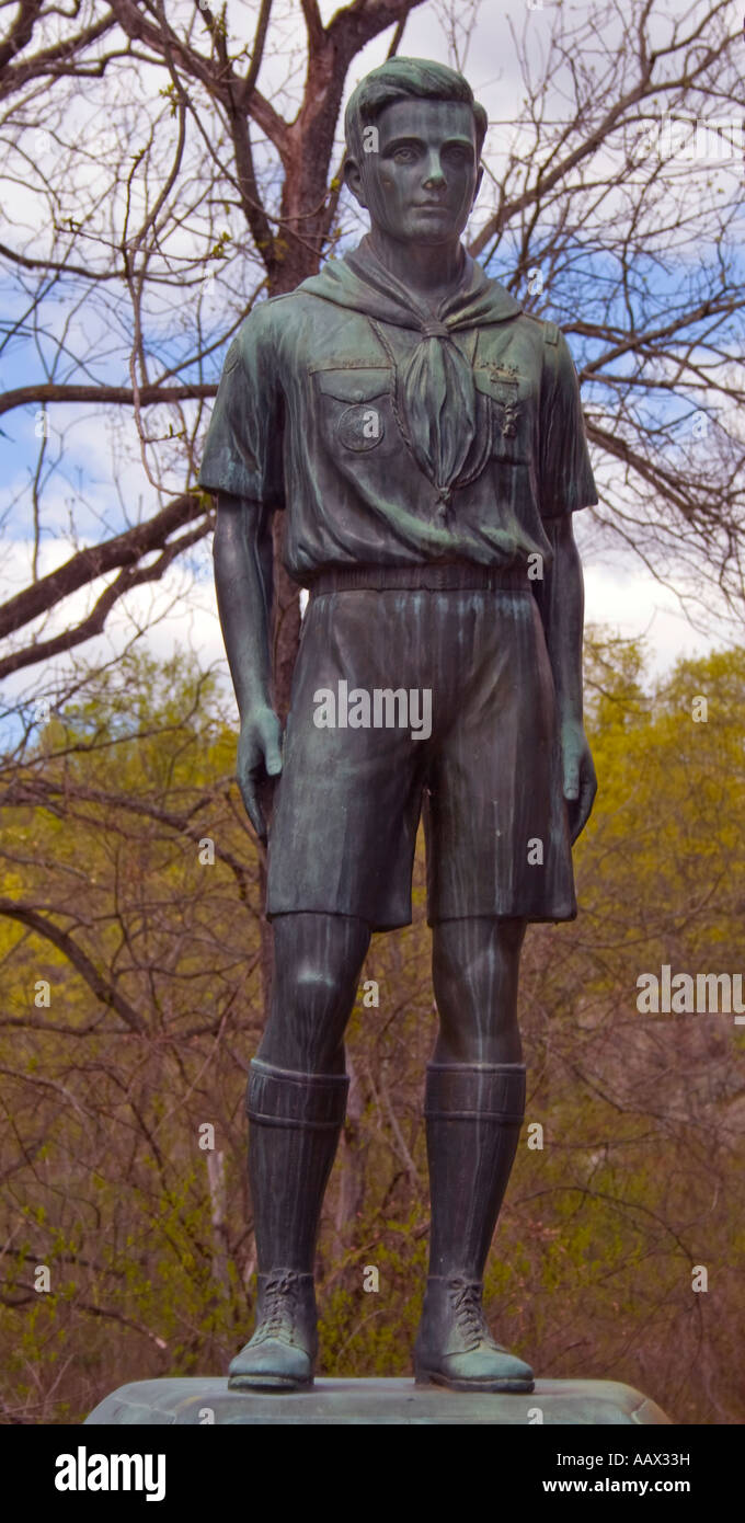 La statue de Boy Scout dans un camp de Stony Brook, New York, honore les traditions du scoutisme et sert de symbole inspirant pour les campeurs et les visiteurs. Banque D'Images La statue de Boy Scout dans un camp de Stony Brook, New York, honore les traditions du scoutisme et sert de symbole inspirant pour les campeurs et les visiteurs. Banque D'Images