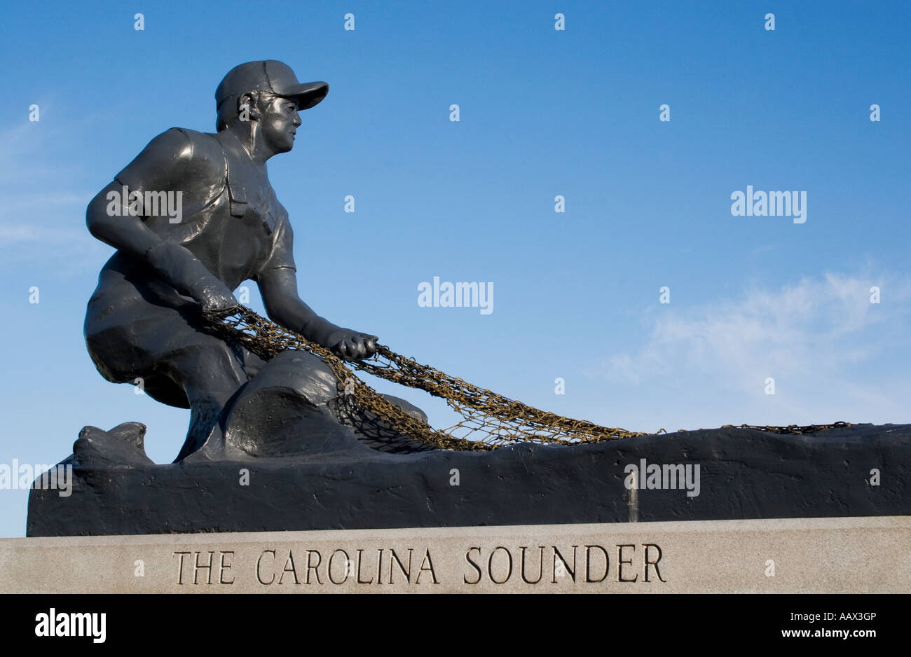 Statue de pêcheur par le dock en Morehead City North Carolina Banque D'Images