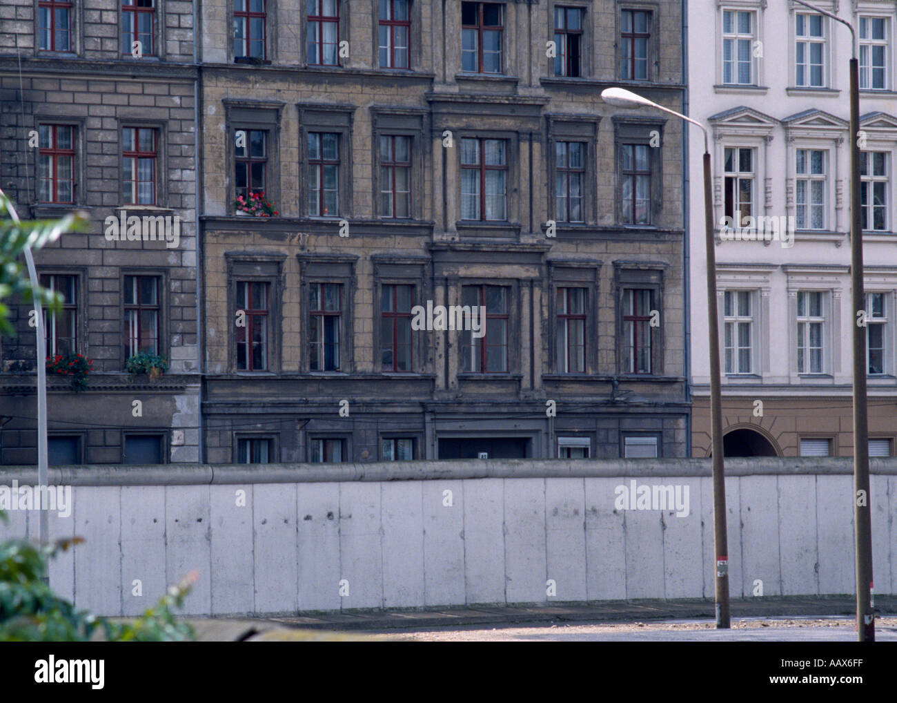 L'histoire de l'Europe. Le mur de Berlin historique et pas de la mort de man's land à l'ouest de Berlin en Allemagne en Europe durant la guerre froide. Historical Banque D'Images