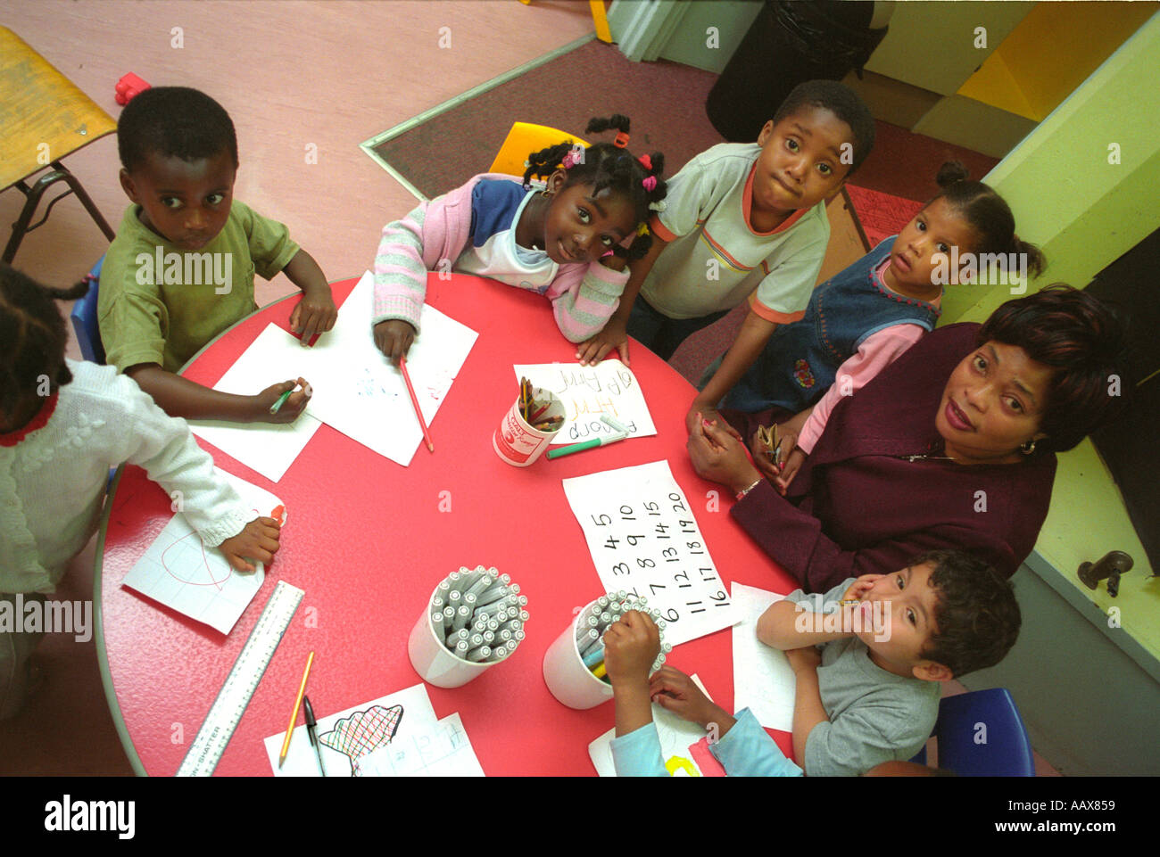 Les élèves de l'école primaire avec l'enseignant dans le sud de Londres, l'école. Banque D'Images