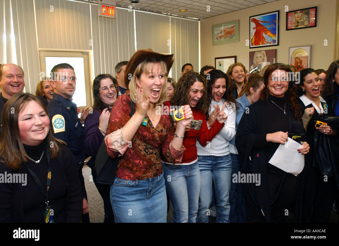 Rock fans groupies folles en attendant de voir Bon Jovi bande lors d'une apparition publique Banque D'Images