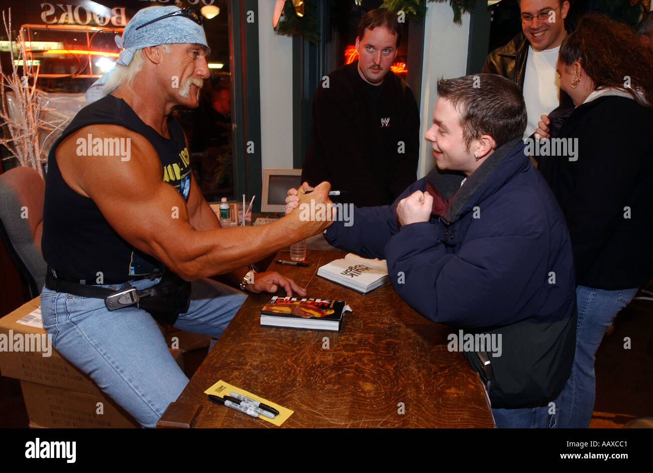 Pro lutteur Hulk Hogan saluer les gens à un livre signature pour Hogan s nouveau livre Banque D'Images