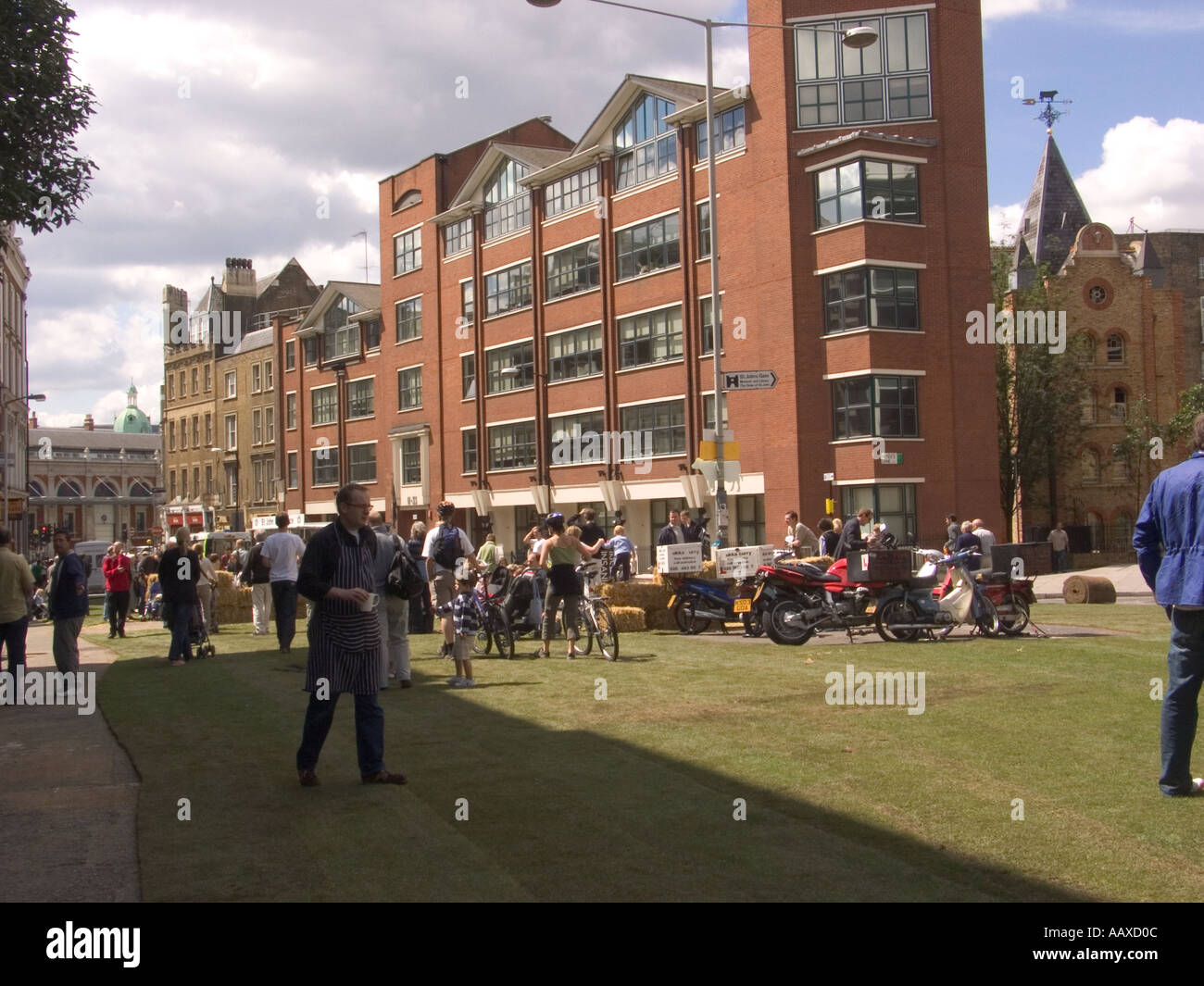 St John Street Clerkenwell flanqués d'herbe pour festival, Londres GB UK Banque D'Images