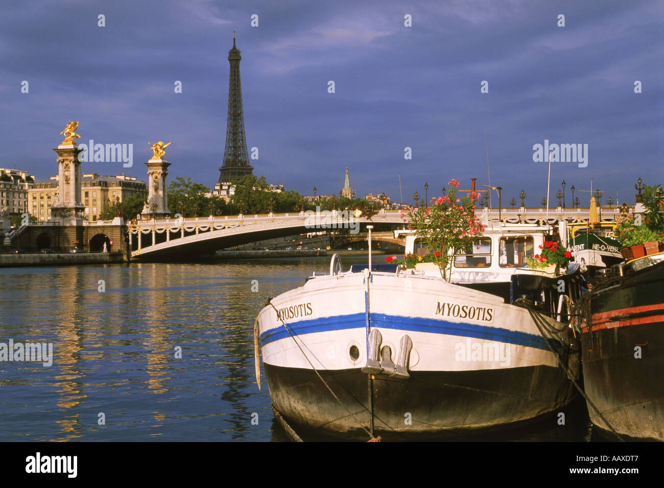 Péniches amarré à Rives de Seine près de Eiffel Tower Banque D'Images