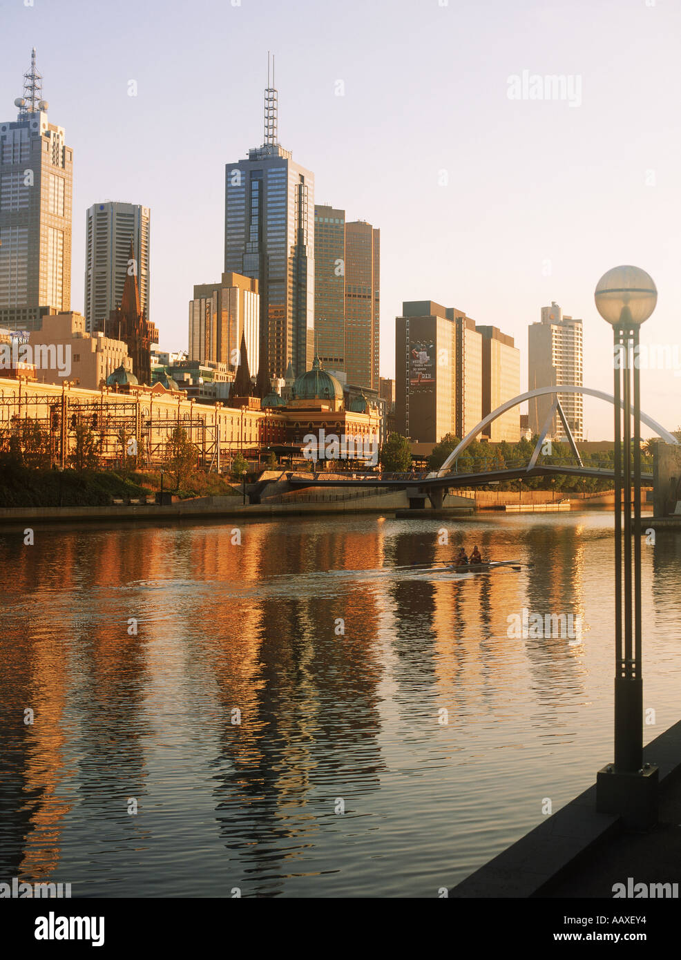 Quartier Central des Affaires qui se reflète sur la rivière Yarra de Melbourne au lever du soleil avec passant godille ou compétition Banque D'Images