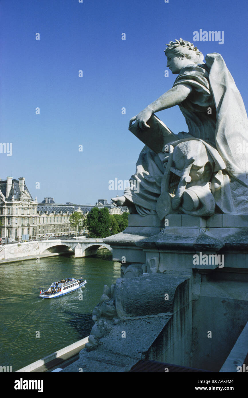 Sculpture Le long toit de musée d'Orsay au-dessus de la Seine à Paris Banque D'Images