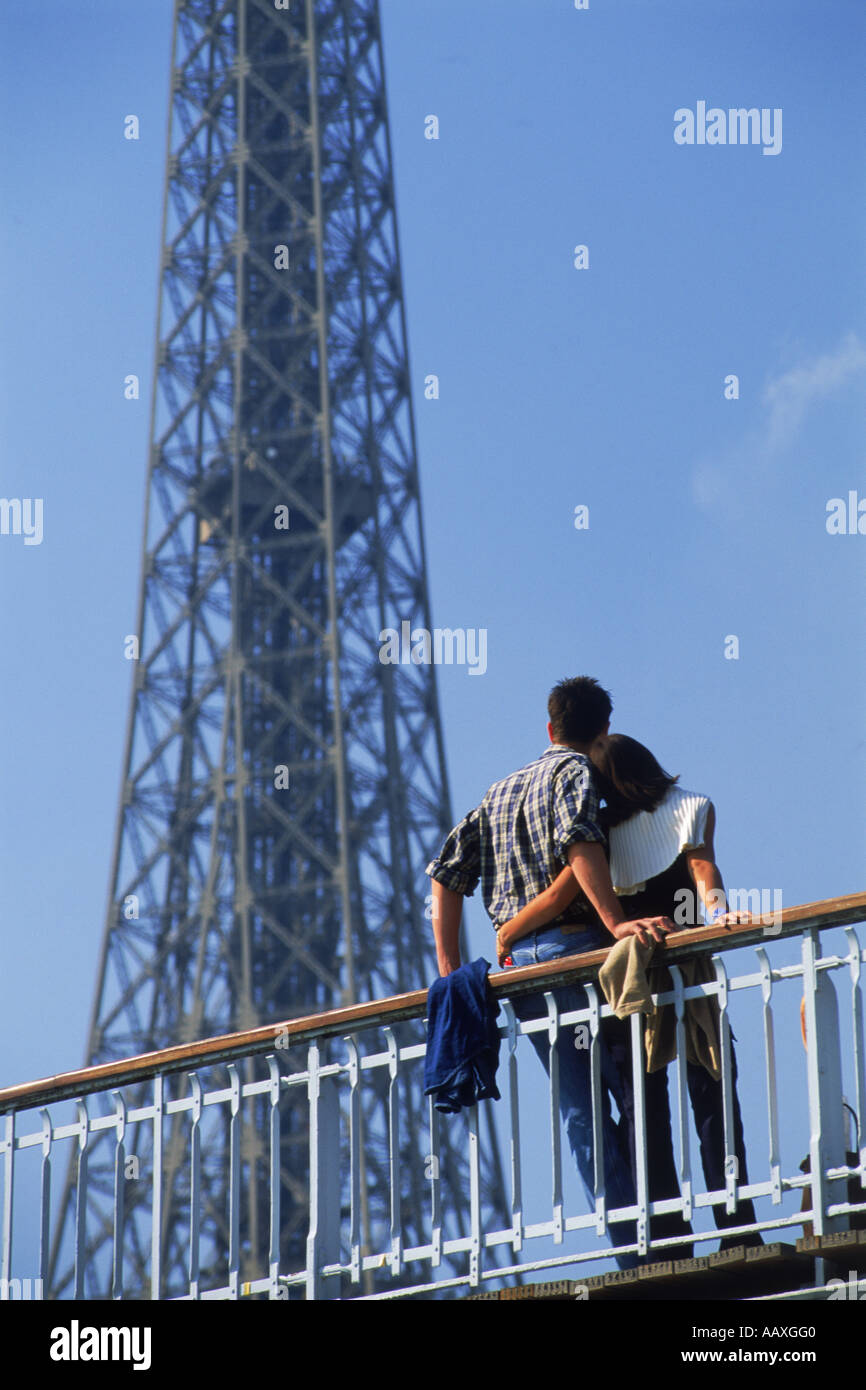 Couple sur Pont De Billy avec Eiffel Tower Banque D'Images