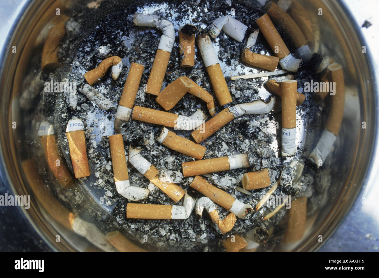 Cendrier rempli de mégots cigerette et cendres Banque D'Images