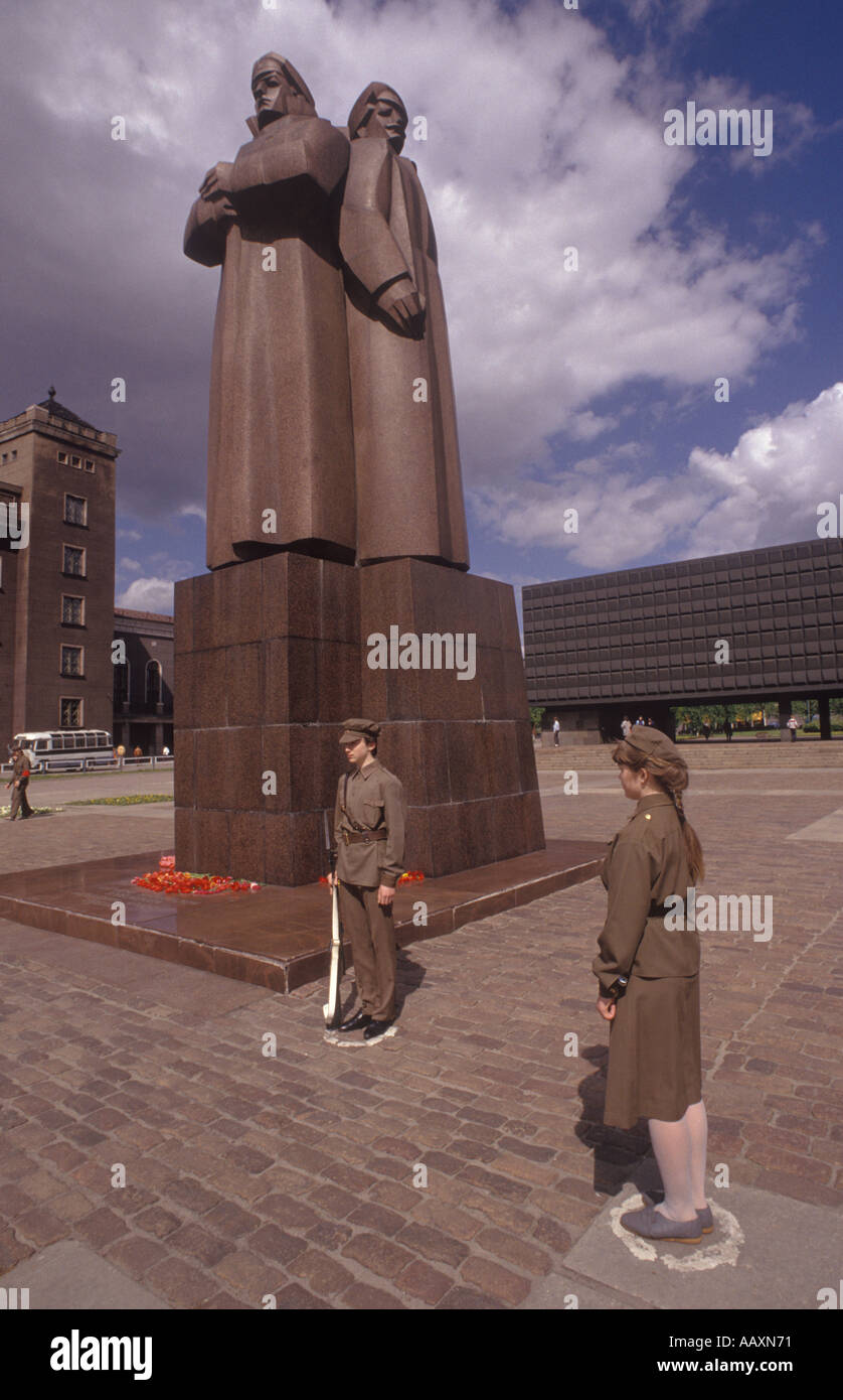 Riga Lettonie. Un pays d'État Baltique faisant partie de l'URSS. Union Red Riflemen Square les jeunes tiennent la garde Musée de Lettonie en arrière-plan 1989 années 1980 Banque D'Images